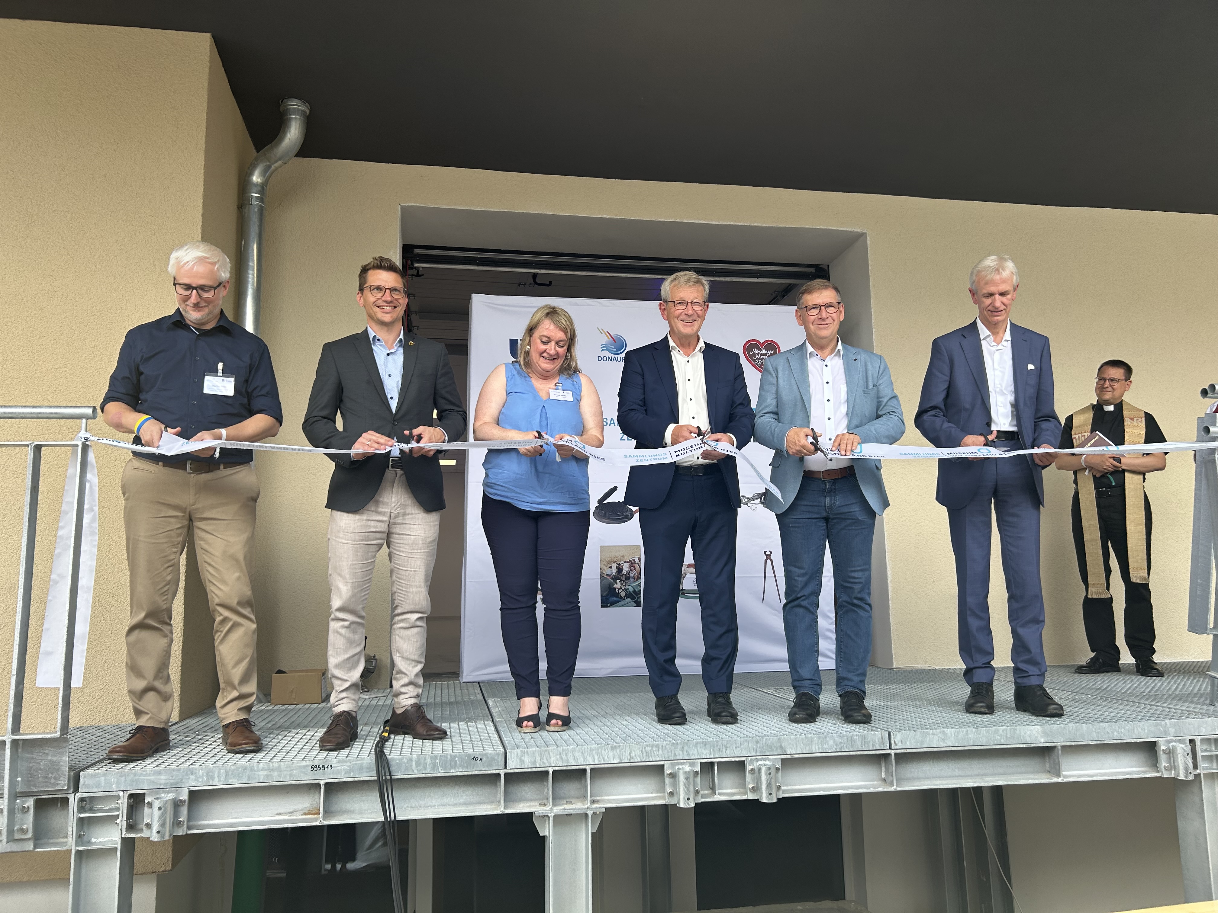 Das Bild zeigt von links Martin Beer (stv. Leiter Museum KulturLand RIes), Nördlingens Oberbürgermeister David WIttner, Conny Zeitler (Leiterin Museum KulturLand Ries), Peter Schiele (stv. Bezirkstagspräsident des Bezirks Schwaben), Landrat Stefan Rößle und Dr. Dirk Blübaum (leiter der Landesstelle für die nichtstaatlichen Museen in Bayern).