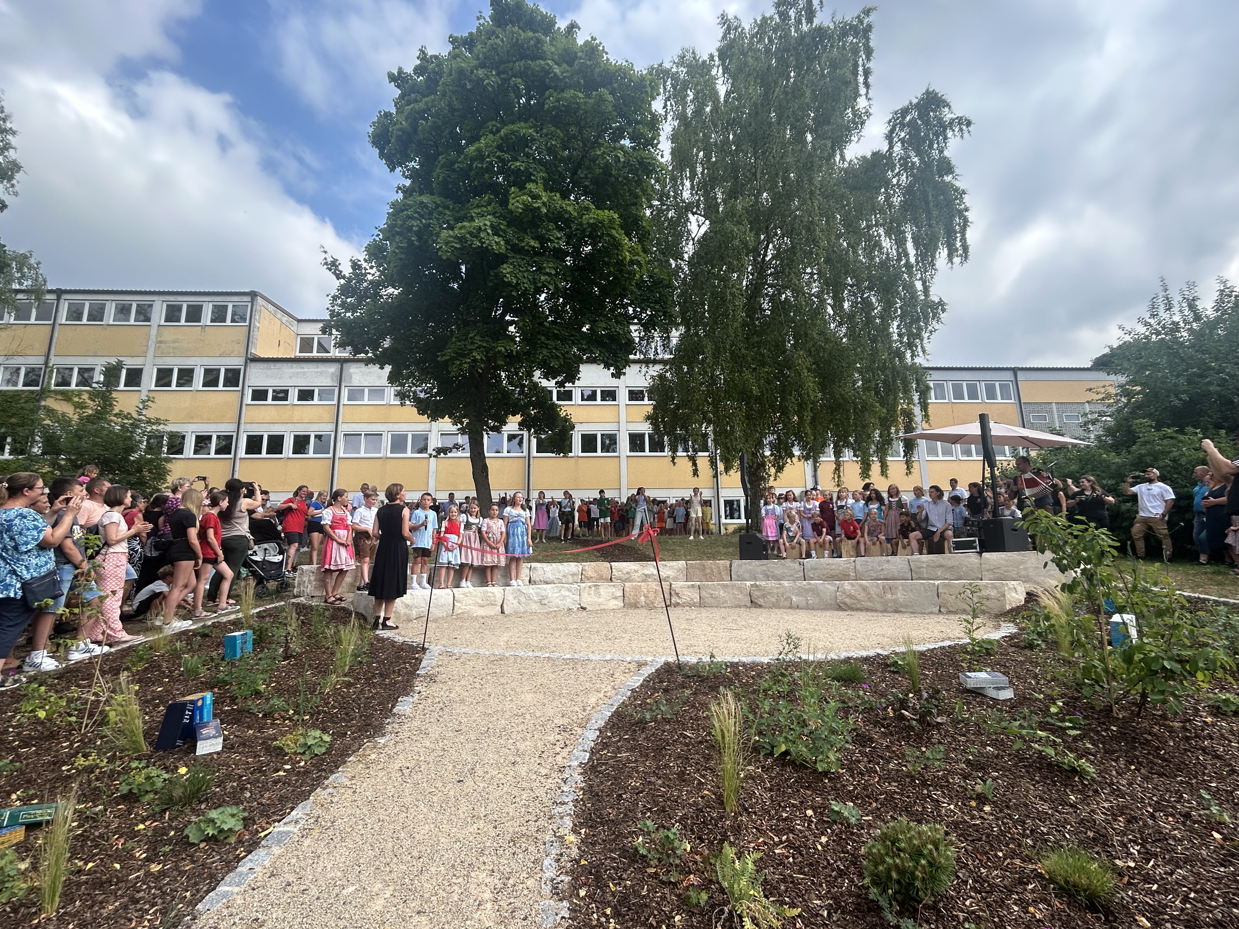 Große Freude bei der Einweihung des "Grünen Klassenzimmers" in Mönchsdegginen.