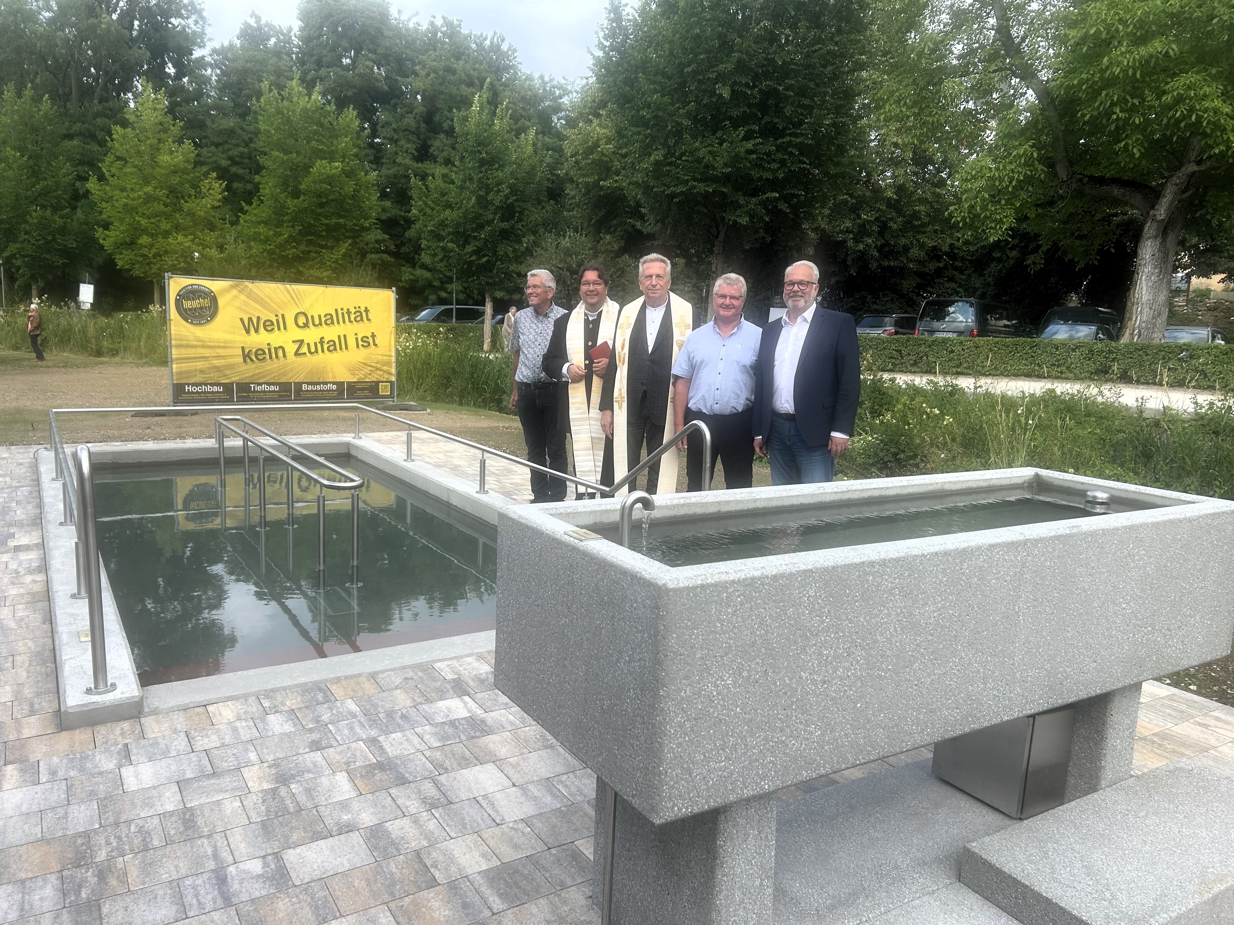 von links: Adalbert Riehl, Pfarrer Biercher, Dekan i.R. Gerhard Wolfermann, Edgar Winkler und Bürgermeister Karl Rehm
