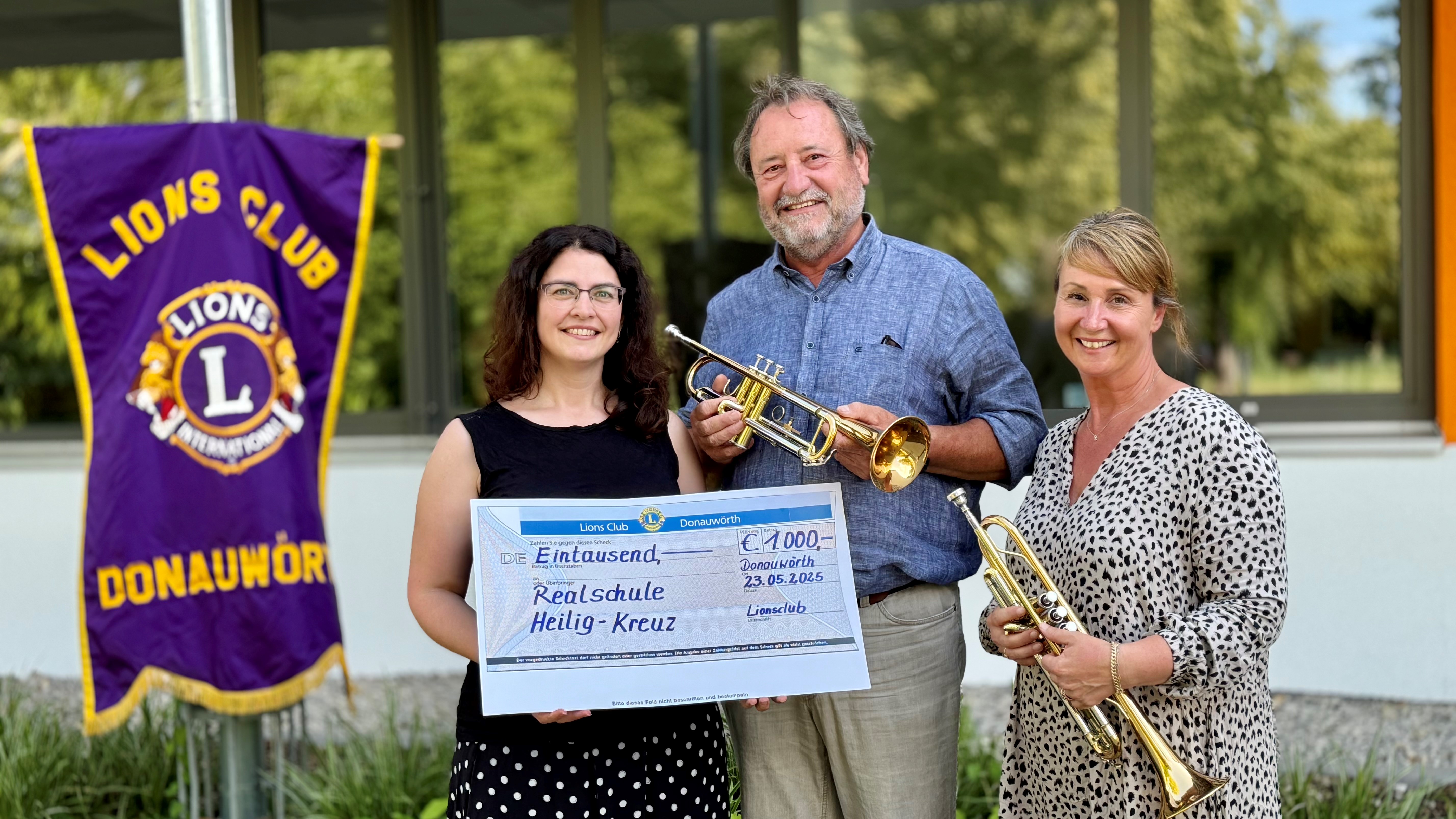 V.l.n.r.: Stephanie Winter, Präsidentin des Lions Clubs Donauwörth, Wolfgang Mühldorfer, Direktor Realschule Heilig-Kreuz und Stephanie Körner-Roßkopf, Jugendbeauftragte des Lions Clubs Donauwörth