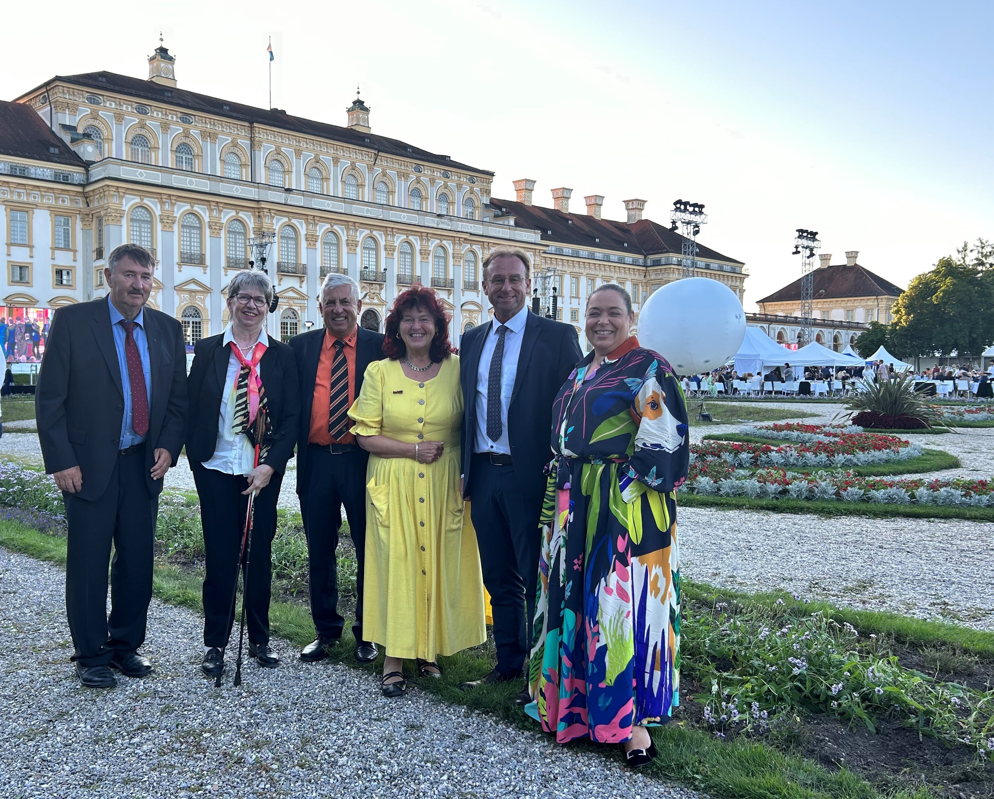 Der Stimmkreisabgeordnete Wolfgang Fackler ludt (von links) Josef und Maria Reichensberger aus Donauwörth, Josef Berkmüller (Monheim) sowie Erna Dirschinger (Buchdorf) ein, die mit ihm und seiner Frau einen schönen Abend verbrachten.