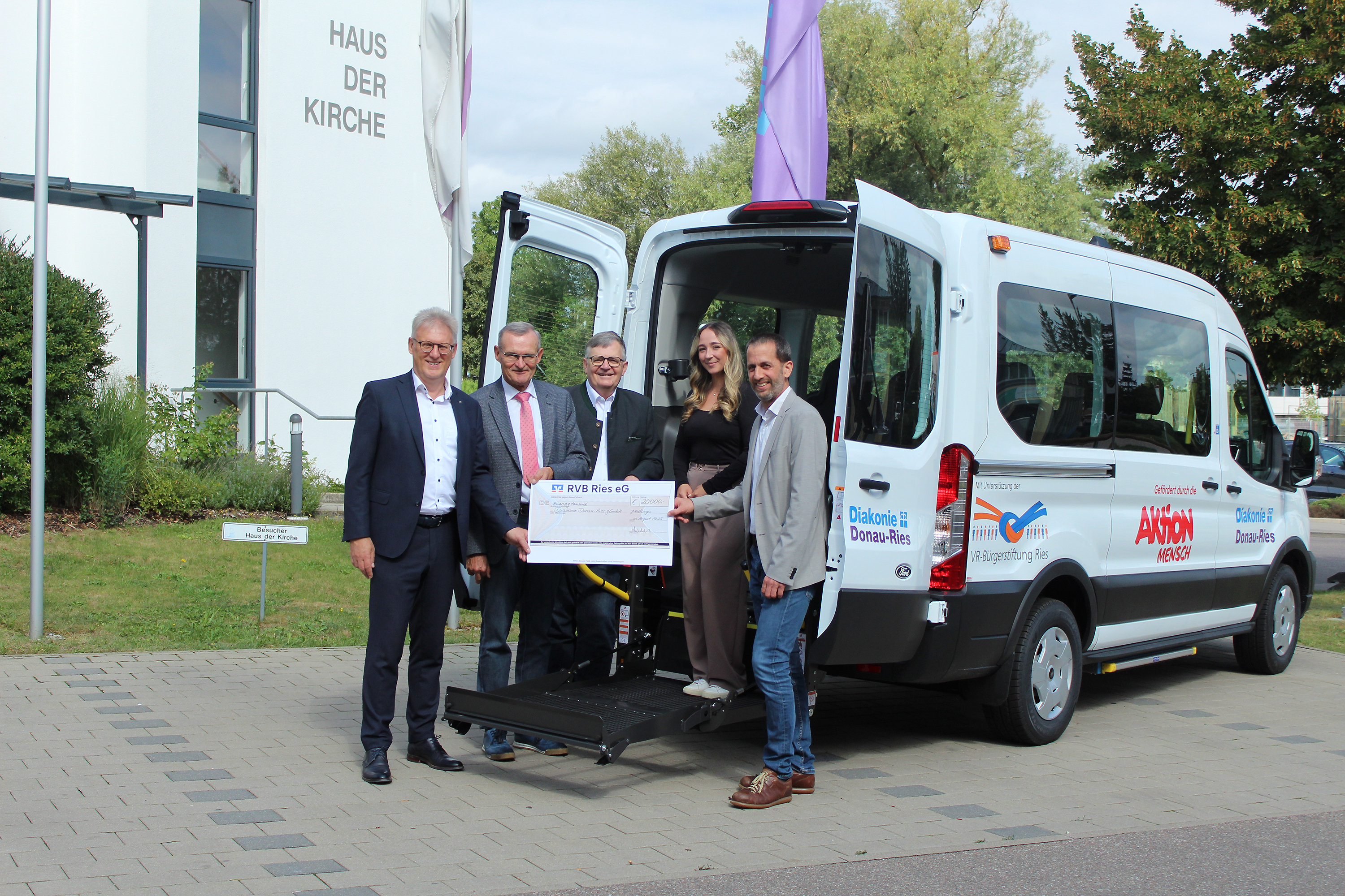 Das Bild zeigt (von links): Bernhard Ströbele (Vorstandsvorsitzender Raiffeisen-Volksbank Ries), Helmuth Wiedenmann und Paul Ritter (Vorstände der VR-Bürgerstiftung Ries), OBA-Mitarbeiterin Vanessa Faller und Johannes Beck (Geschäftsführer Diakonie Donau-Ries).
