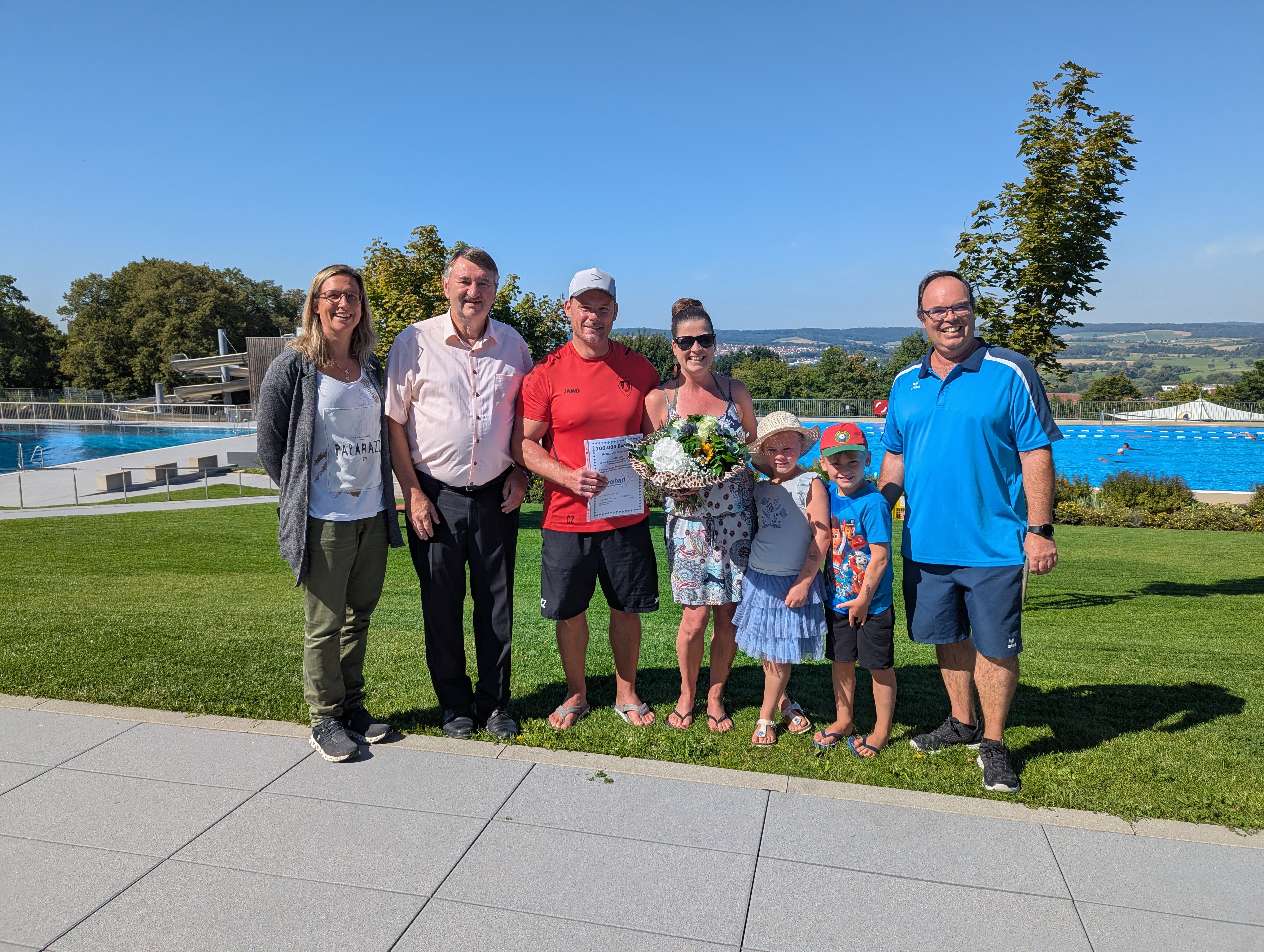 Auf dem Bild zu sehen (von links): Anika Höß (Fachbereichsleitung Kita, Schulen und Sport), Josef Reichensberger (Bürgermeister), Christian Zwettler, Andrea Zwettler, Melina Zwettler, Max Zwettler, Robert Blaschek (Leiter der städt. Bäderbetriebe).