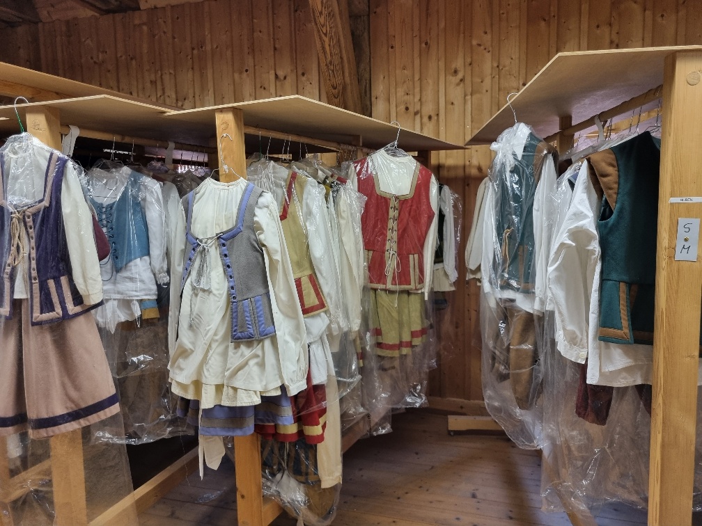 Zahlreiche Kindergewänder sind im historischen Kostümfundus vorhanden, die zum Stadtmauerfest ausgeliehen werden können.