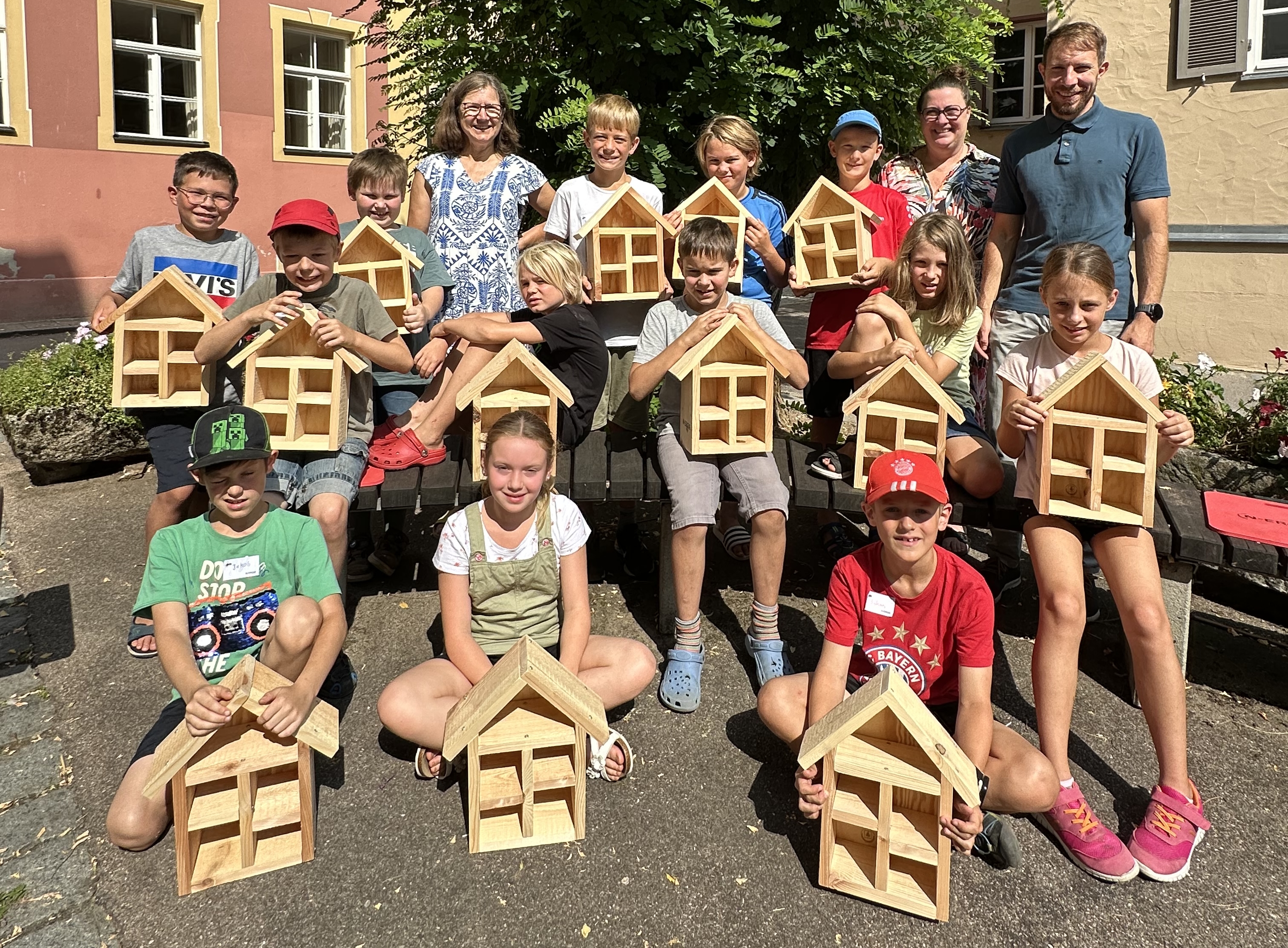 ie Ferienkinder in Oettingen mit Petra Raab von der Volkshochschule (links), der kommunalen Kundenbetreuerin von der N-ERGIE, Annemarie Endner, und Bürgermeister Thomas Heydecker.