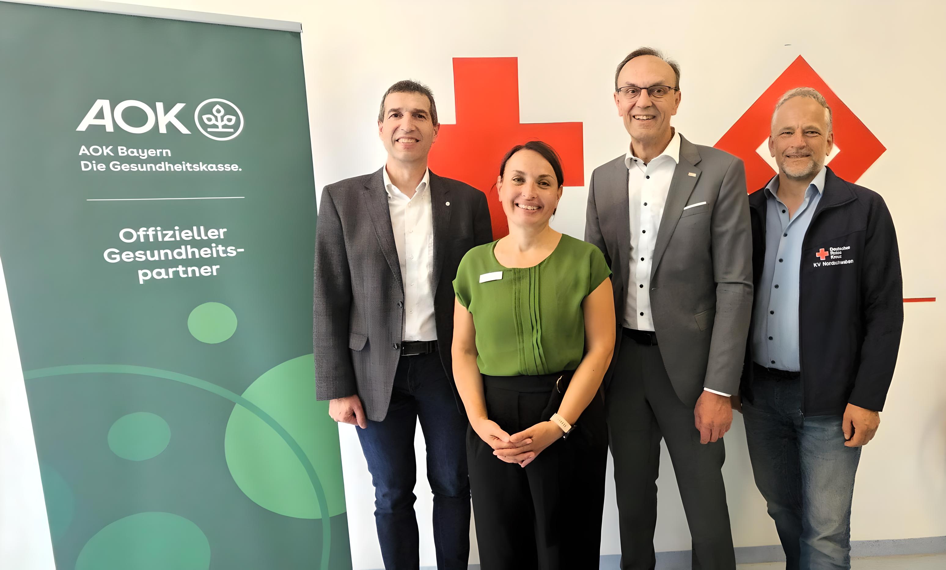 v.l.n.r.: Arthur Lettenbauer (BRK-Kreisgeschäftsführer), Michaela Kluger (Direktorin AOK Donau-Ries), Johann Natzer (Vorsitzender BRK-Nordschwaben), Michael Haller (BRK-Sachgebietsleiter Ausbildung)