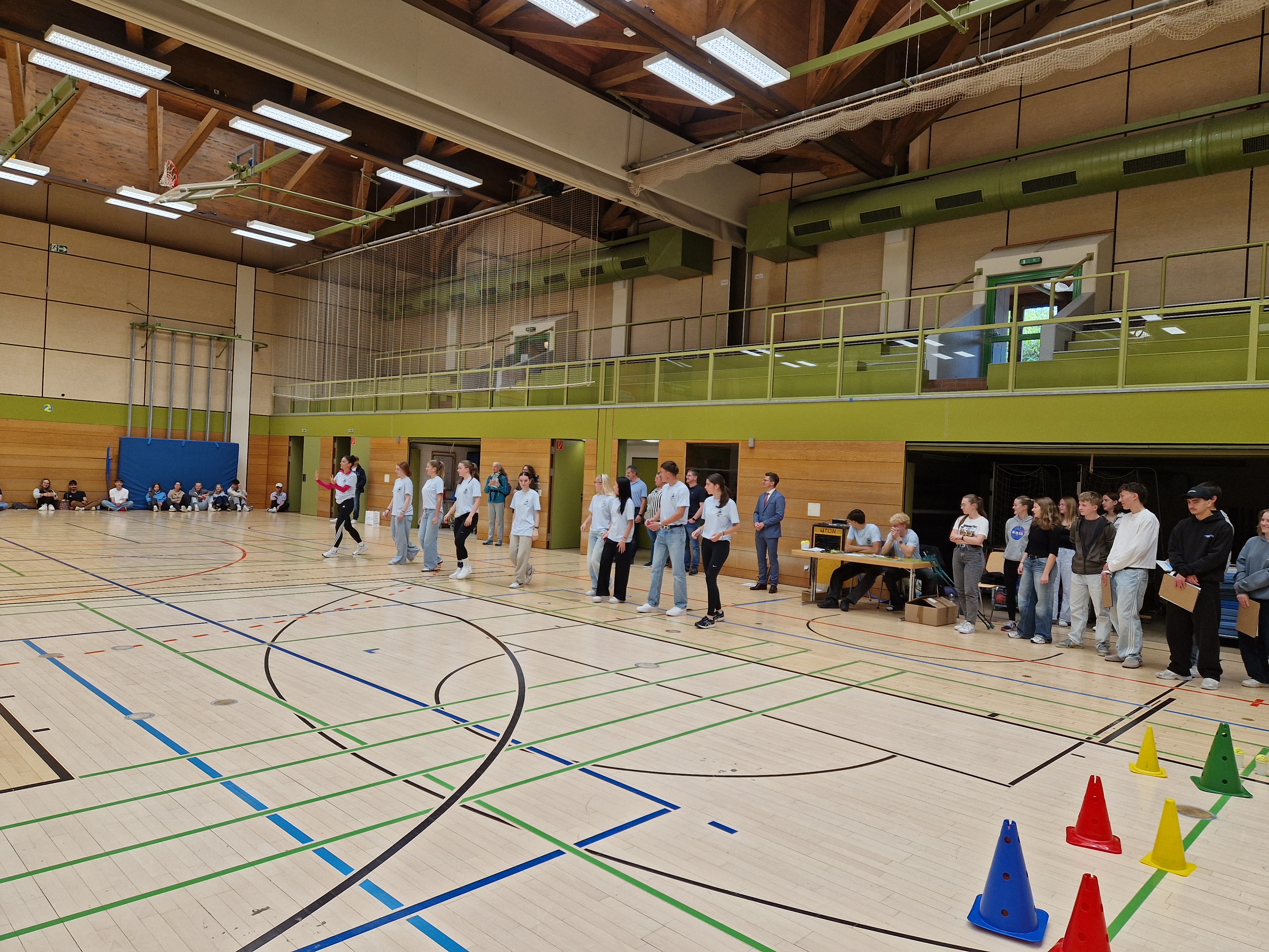 Beim Aufwärmprogramm wirkten die Schülerinnen und Schüler des P-Seminars Sport des THG Nördlingen alle gemeinsam mit. Sie trugen mit ihren Planungen maßgeblich dazu bei, dass dieser gelungene Nachmittag im Zeichen des Sports und der Inklusion stattfinden konnte.