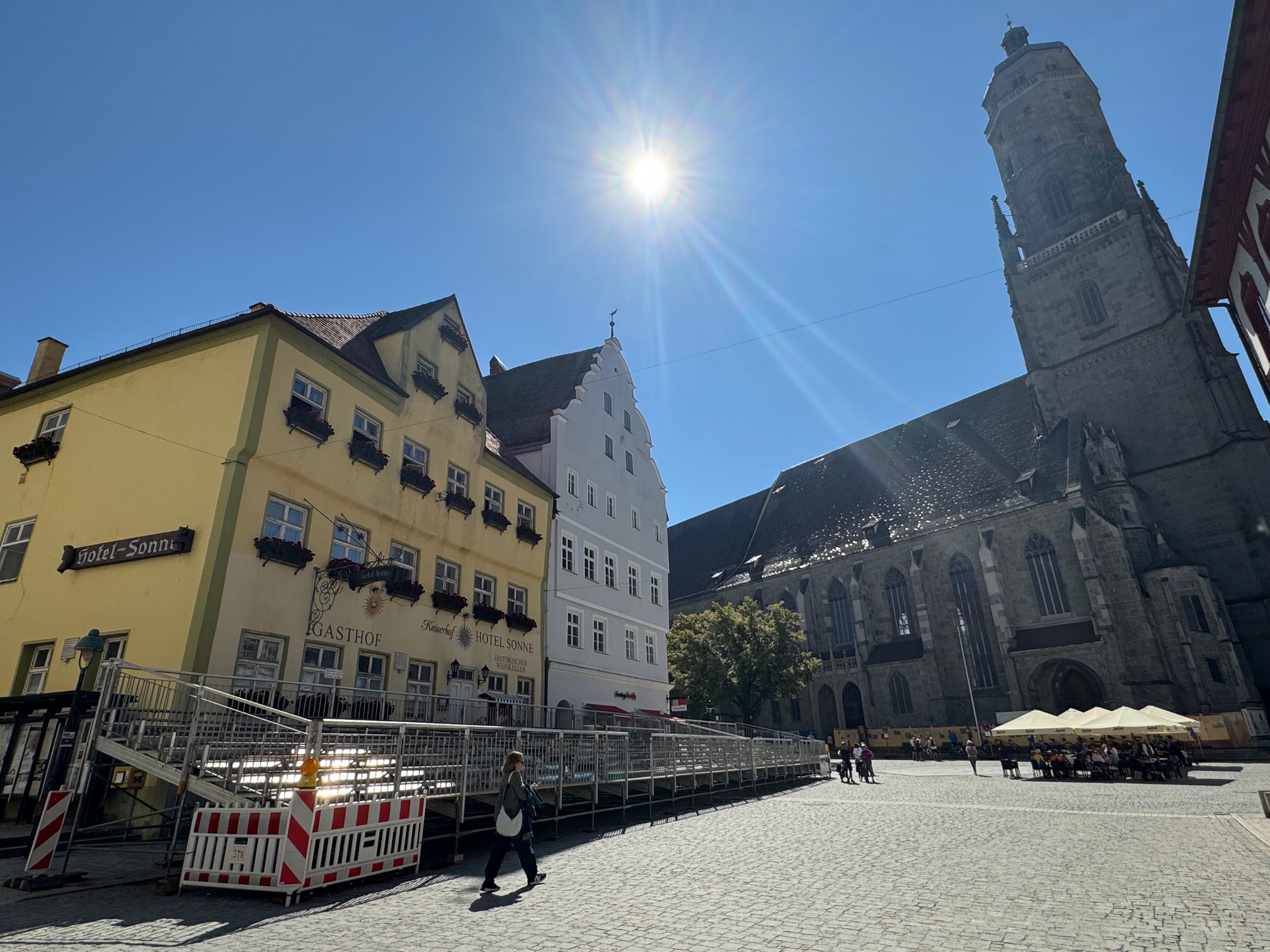 Auf dem Marktplatz haben die Arbeiten für den Aufbau der großen Tribünen bereits begonnen.