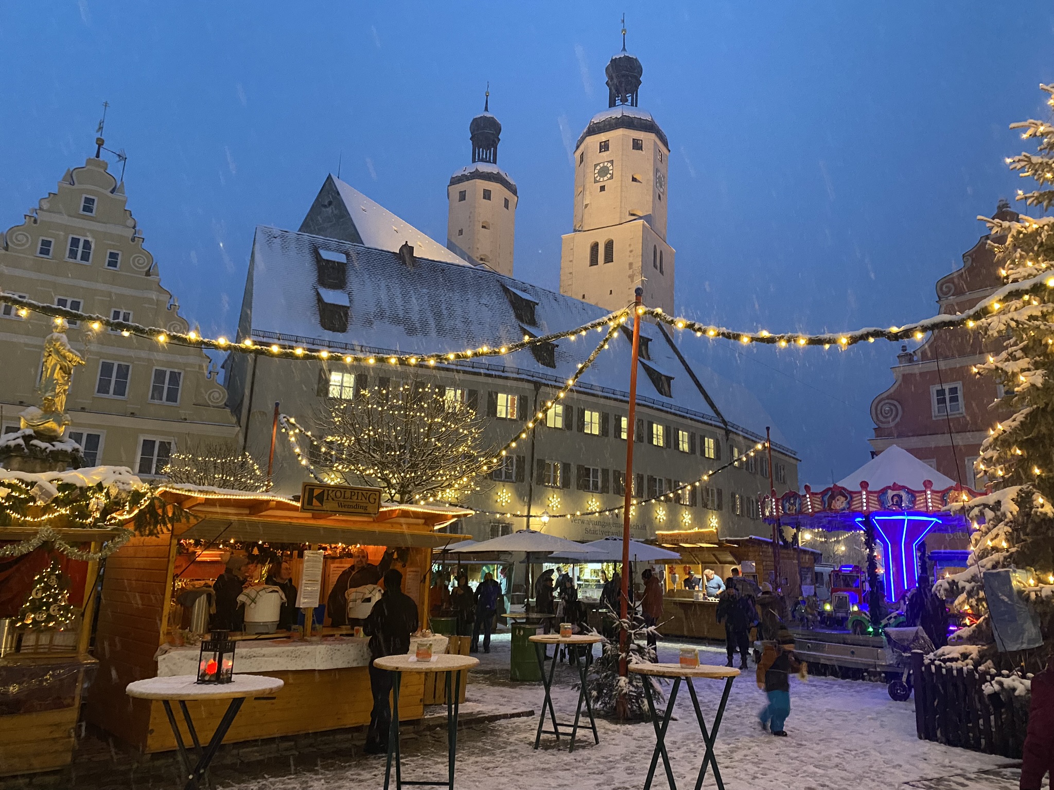 Weihnachtsmarkt im verschneiten Wemding.