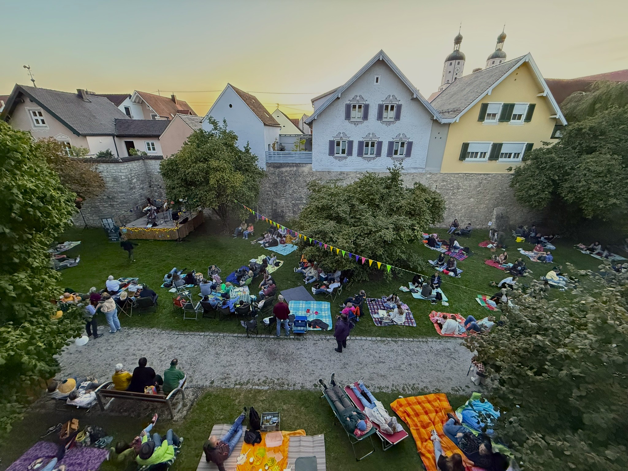 Wunderbare Sommerabende im Wemdinger Stadtgraben.