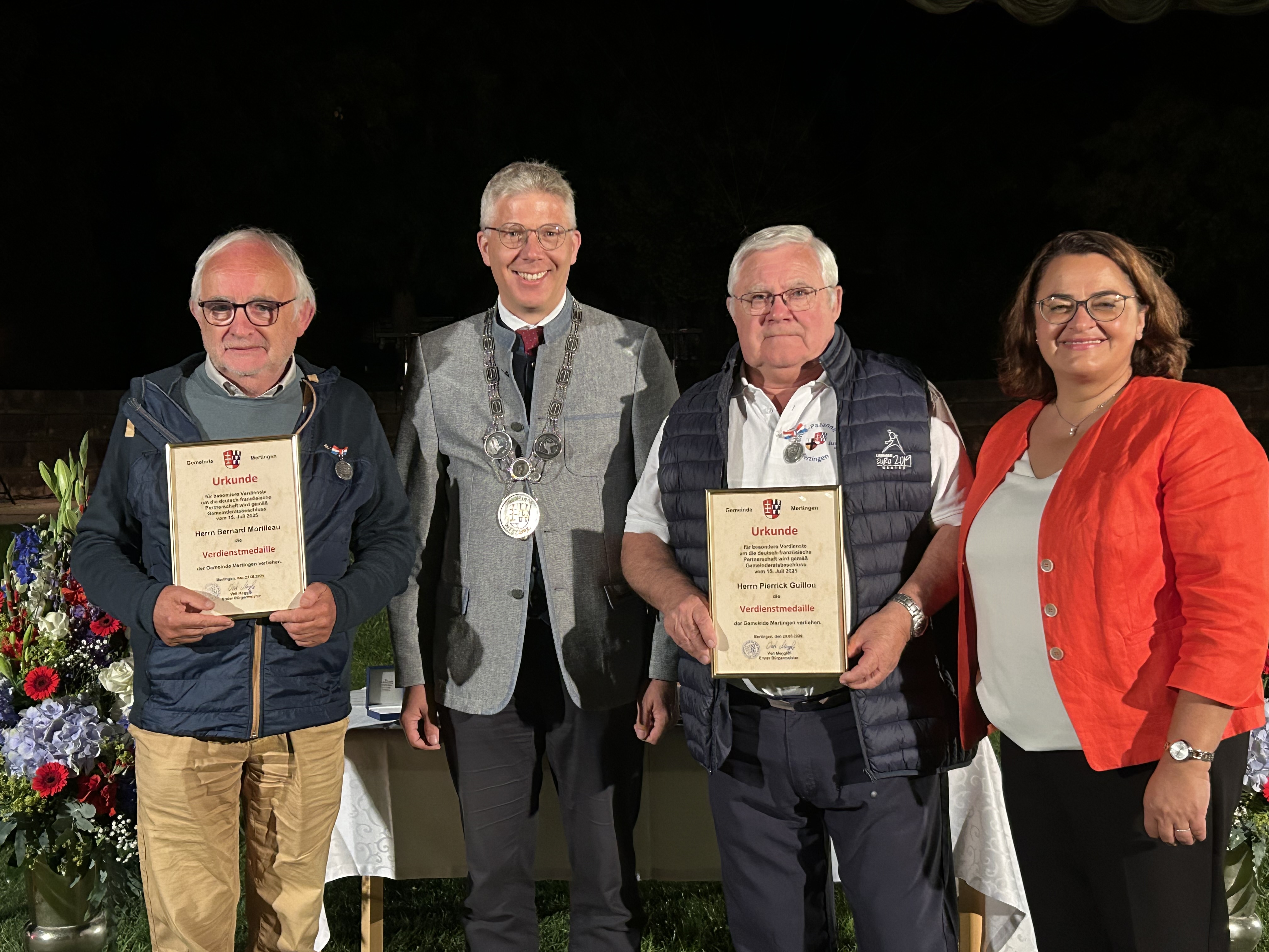 Auf dem Bild zu sehen (von links): Bernard Morilleau (ehem. Bürgermeister der Gemeinde Saint-Pazanne), Mertingens Bürgermeister Veit Meggle, Pierrick Guillou (ehem. Präsident des französischen Partnerschaftskomitees) und Christine Riepold (Vorsitzende des deutschen Partnerschaftskomitees). Morilleau sowie Guillou wurde für ihre besonderen Verdienste um die deutsch-französische Partnerschaft die Verdienstmedaille der Gemeinde Mertingen verliehen.