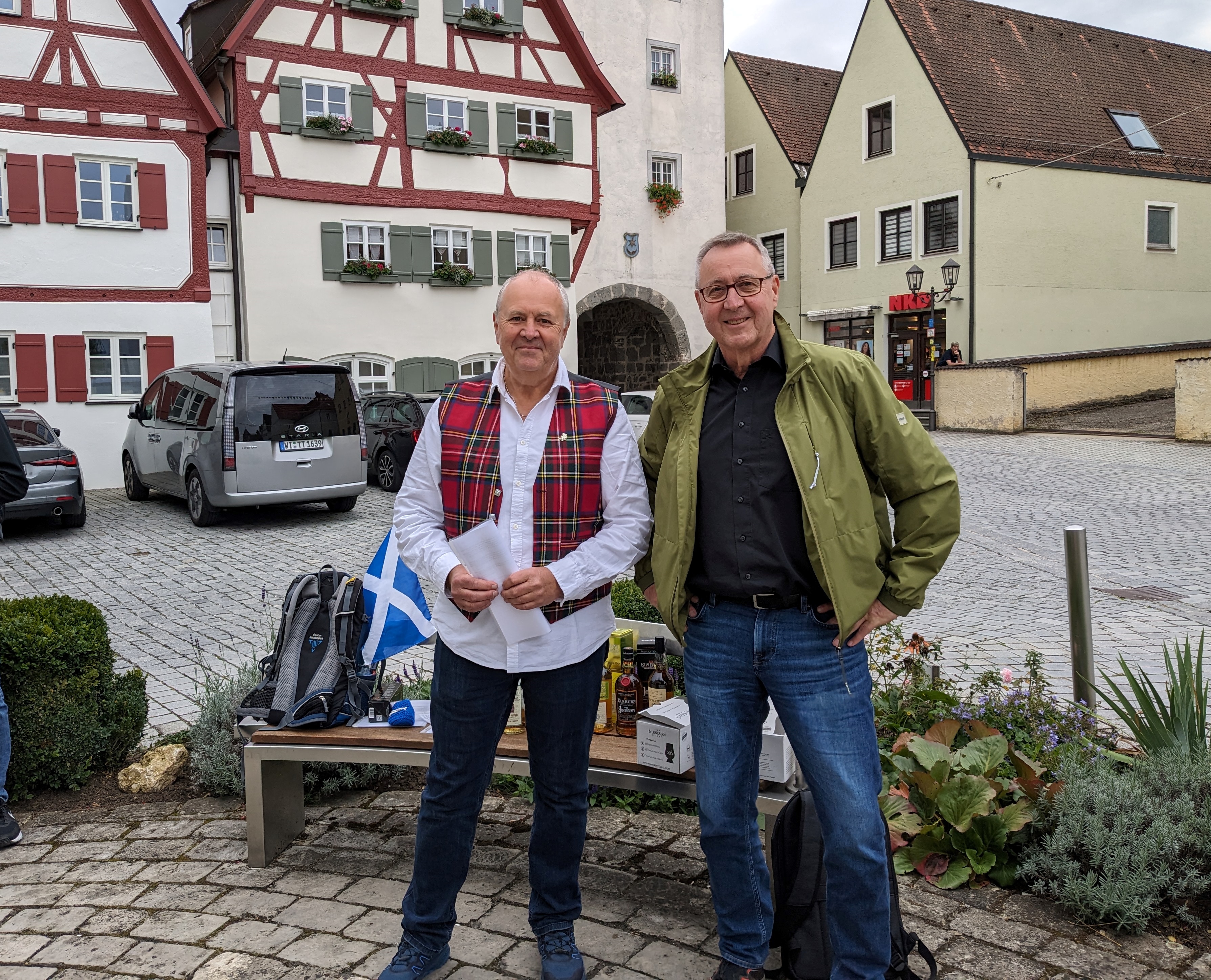 Stadtführer Rainer Keßler & Whisky-Liebhaber Hans-Peter-Schenk.