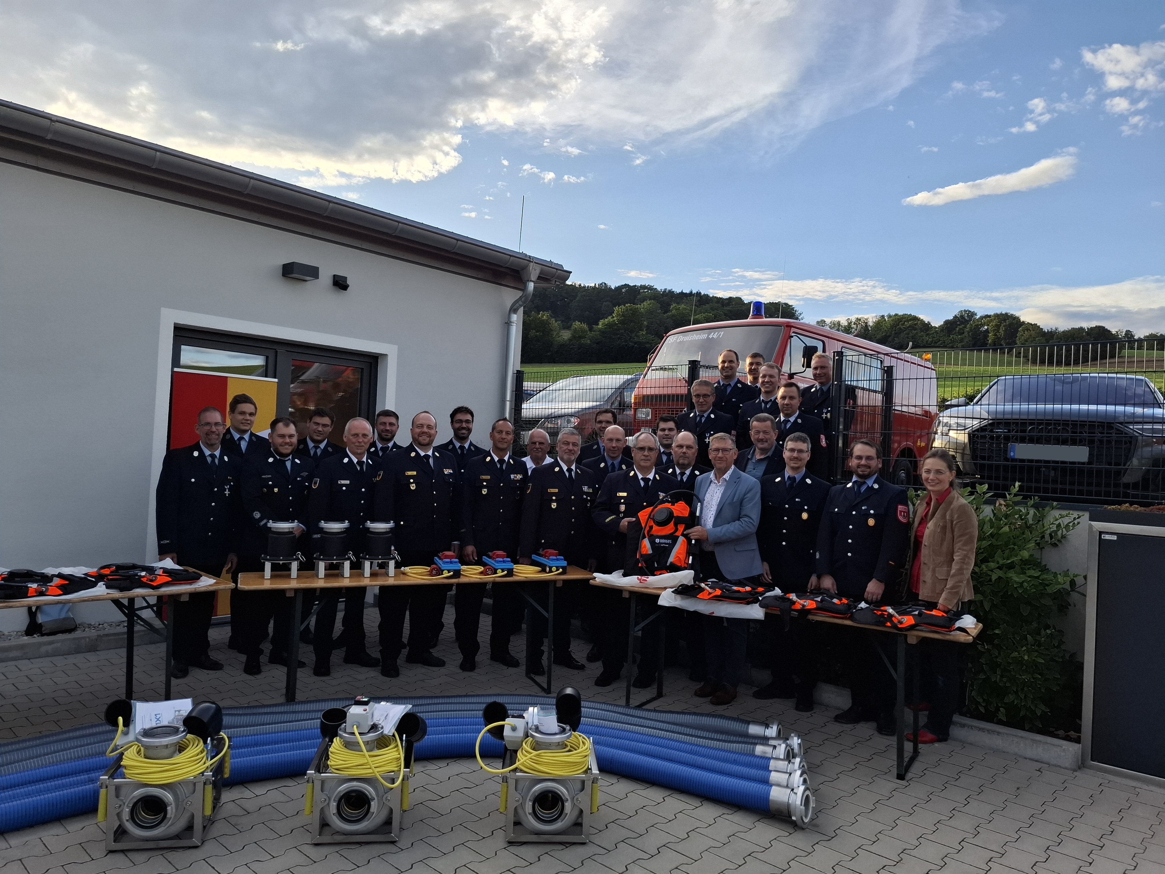 Der Landkreises Donau-Ries ist dafür zuständig überörtlich erforderliche Geräte zu beschaffen. Im Rahmen einer kleinen Feierstunden konnten in diesem Rahmen zuletzt je eine Hochwasserpumpe an die Feuerwehren aus Daiting, Marxheim und Wechingen feierlich übergeben werden.