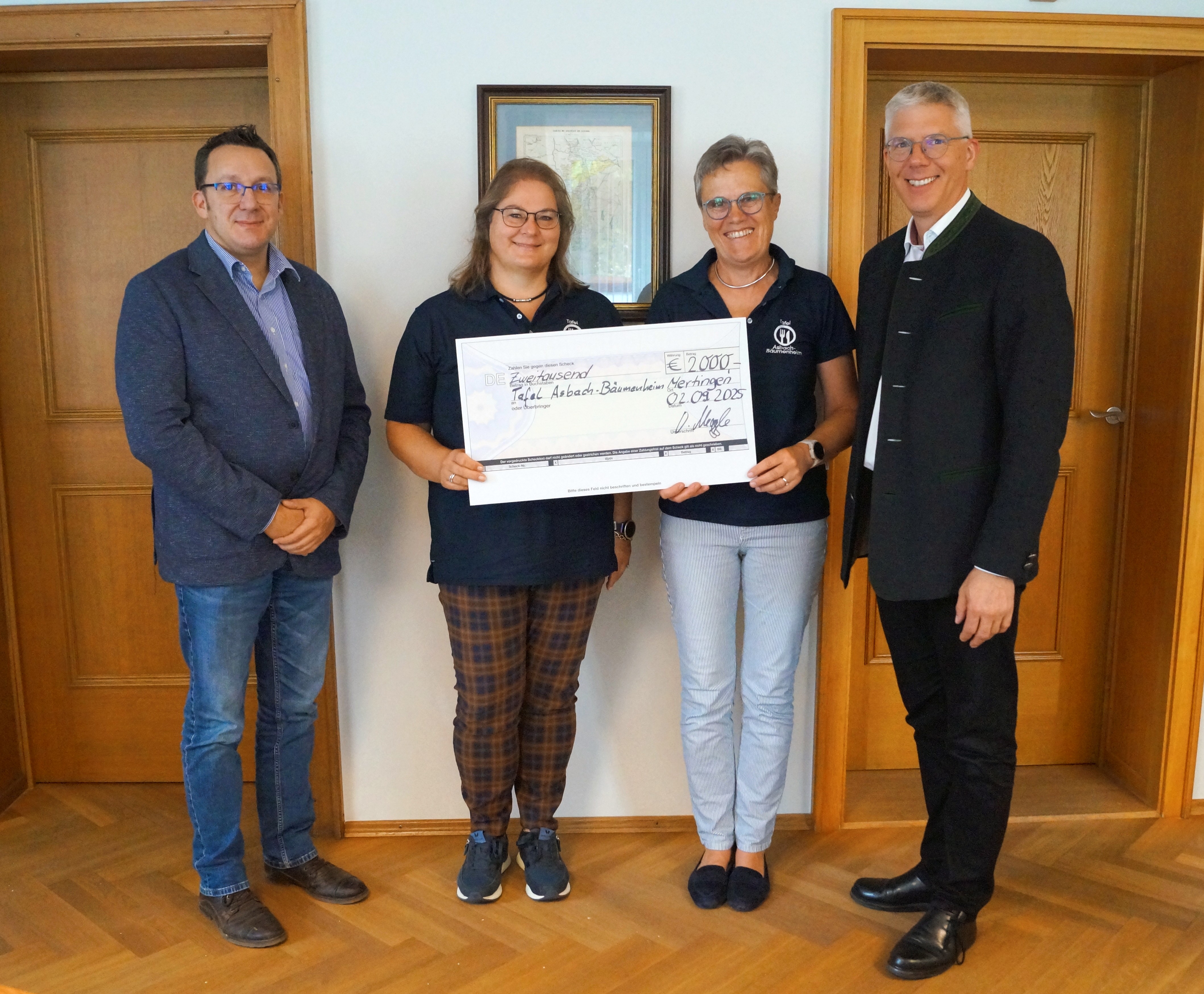 Bei Übergabe der Spende v.l.n.r.: Branko Schäpers (Geschäftsführer Caritas Verband Donau-Ries), Anita Schauer und Conny Nater von der Tafel Asbach-Bäumenheim, Bürgermeister Veit Meggle
