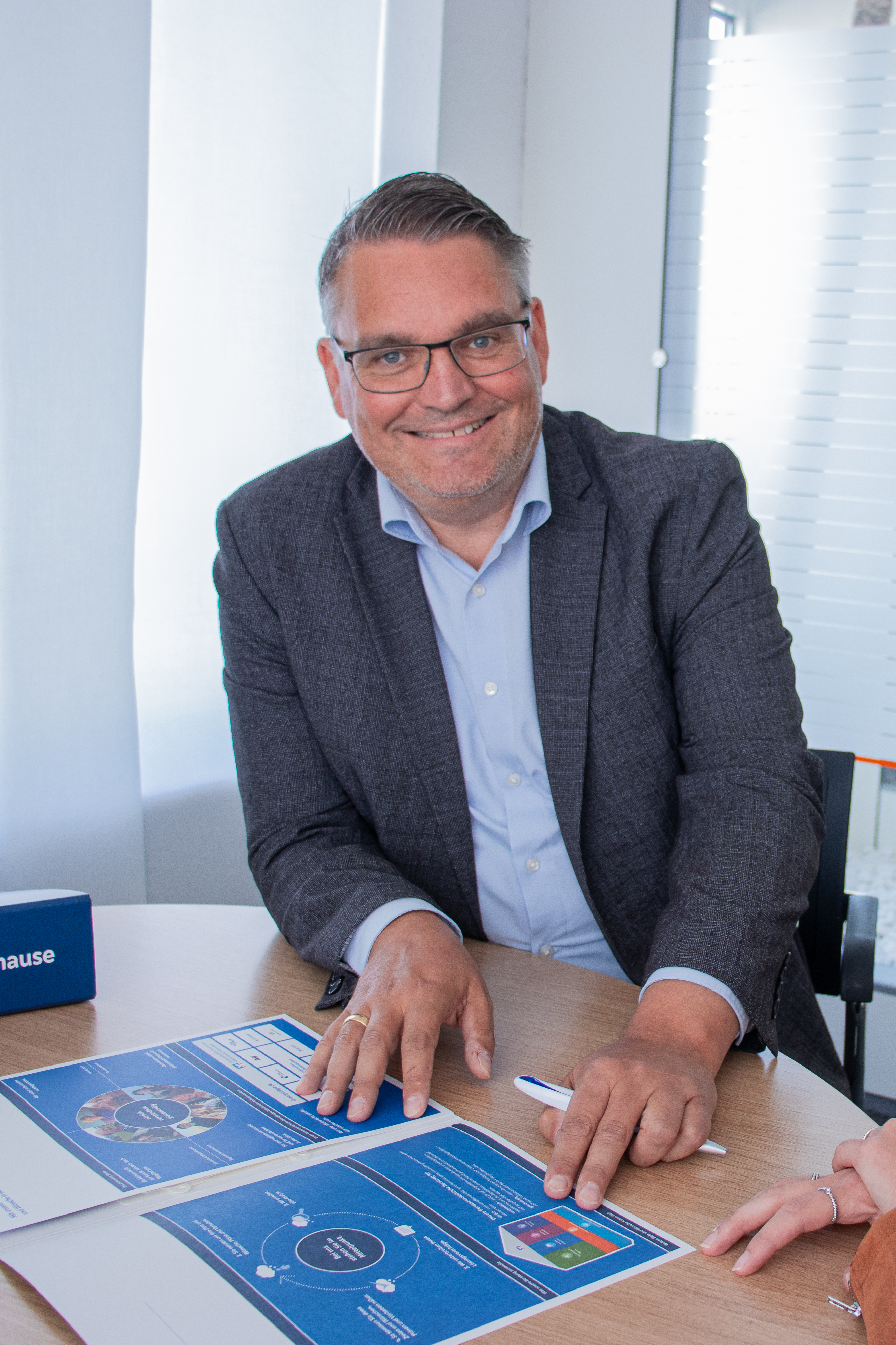 Nach über 30 Jahren greift Peter Naumann seinen alten Berufswunsch wieder auf und wird Bankberater.