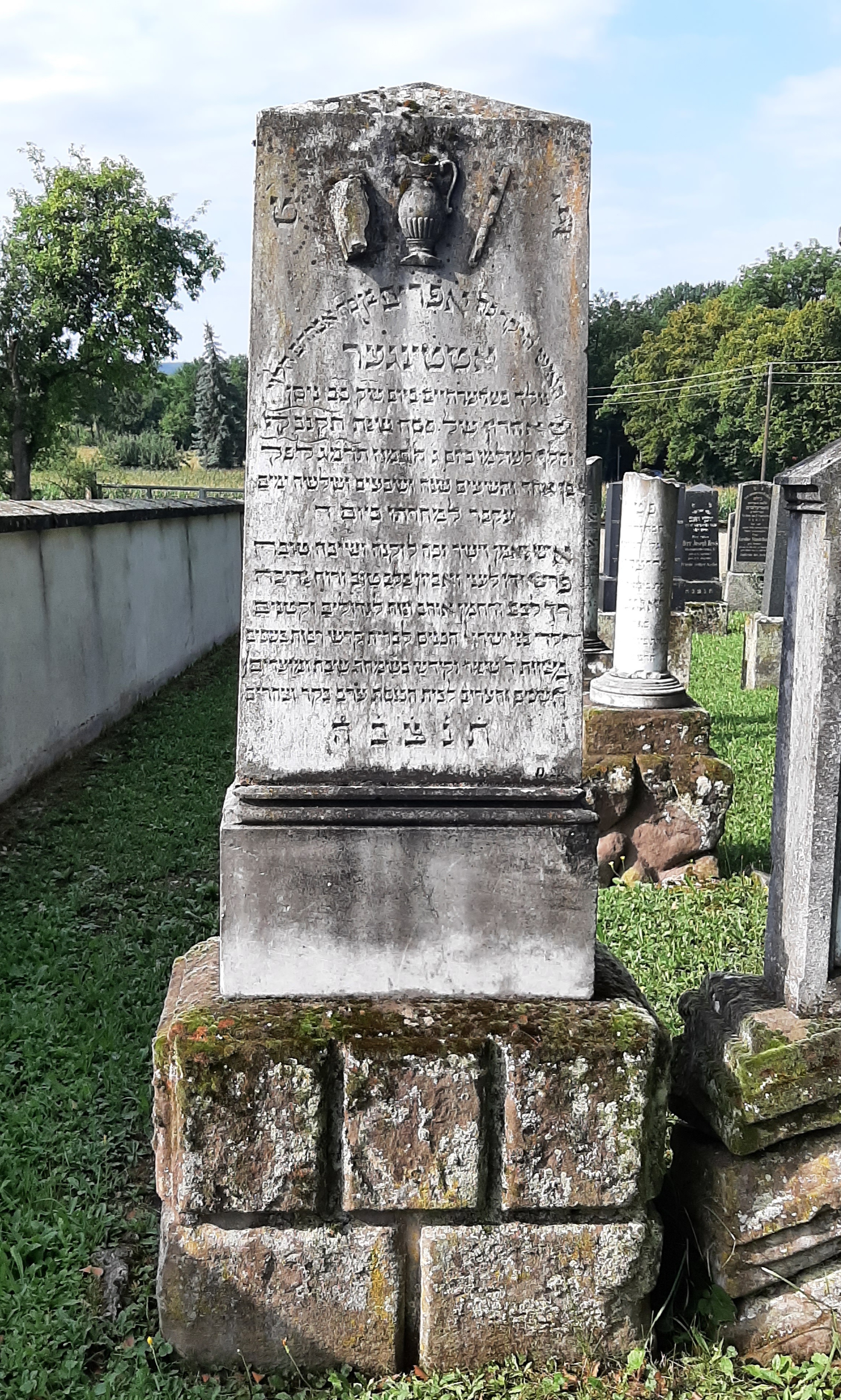 Grabstein des aus Ederheim stammenden Eisenhändlers und Mohels Ephraim Oettinger  (1792–1883).