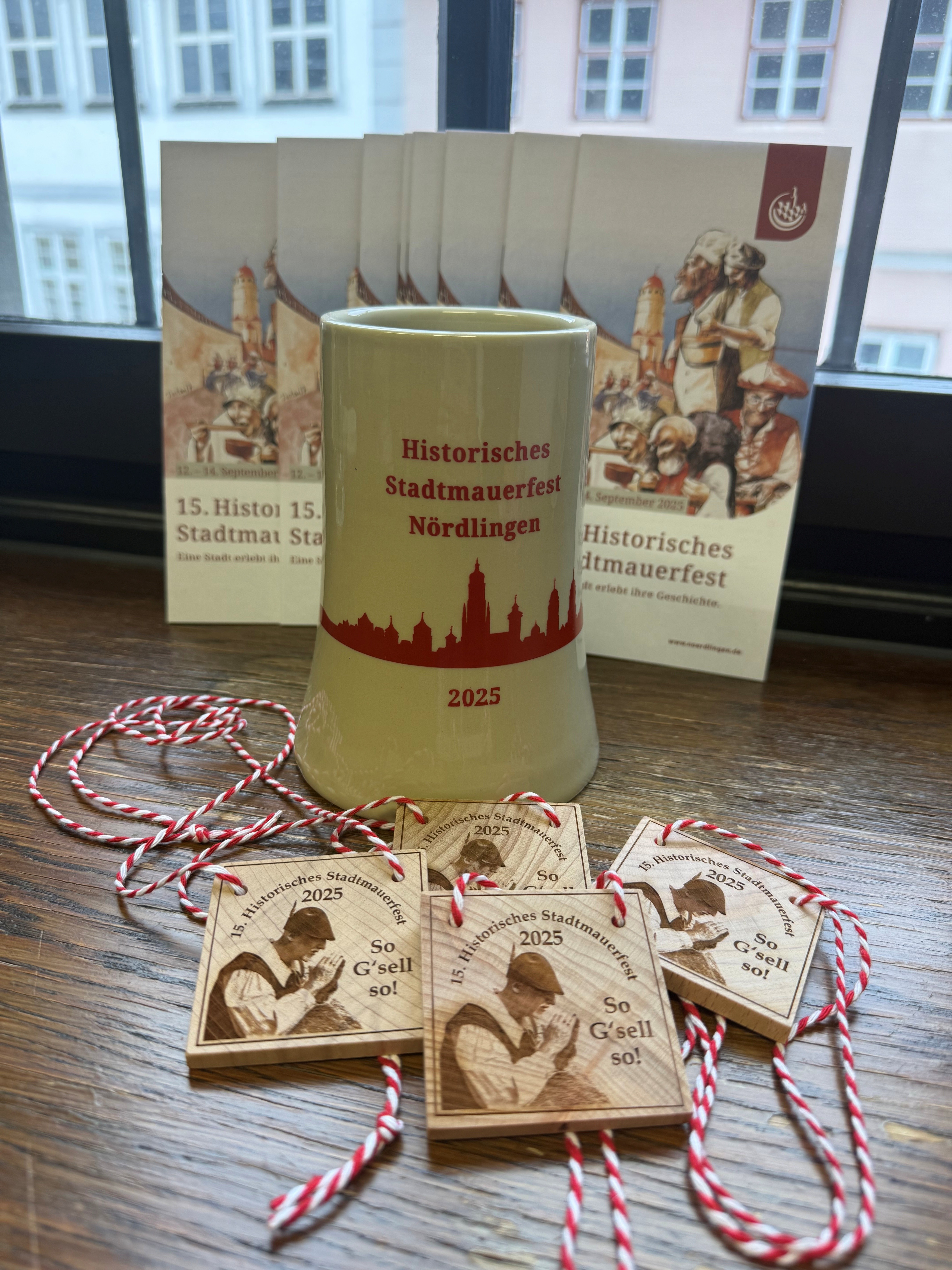 Festkrüge und Holzplaketten zum 15. Historischen Stadtmauerfest können in der Nördlinger Tourist-Information erworben werden.