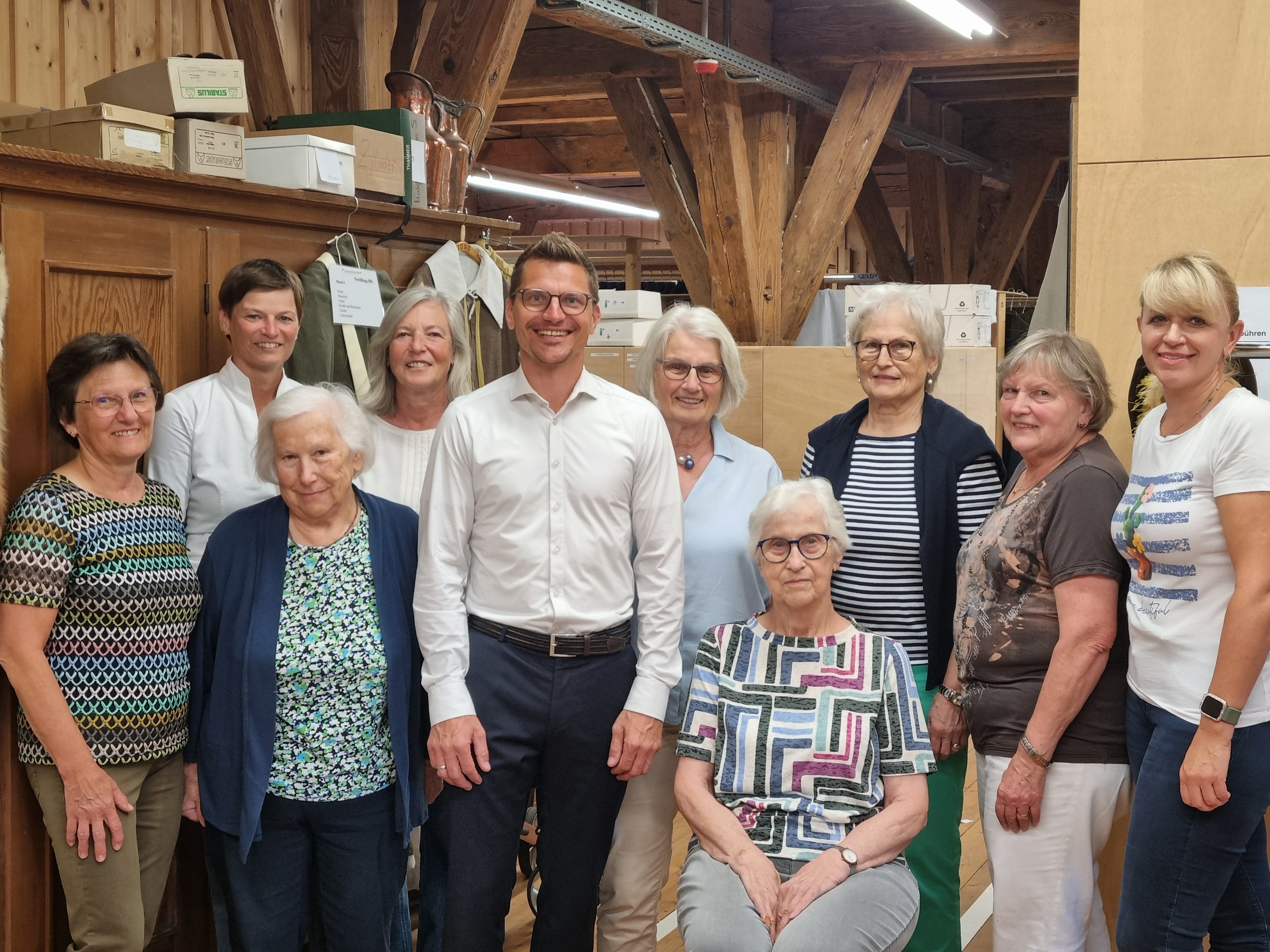 Die engagierten Nähdamen des Kostümfundus der Stadt Nördlingen mit Oberbürgermeister David Wittner.