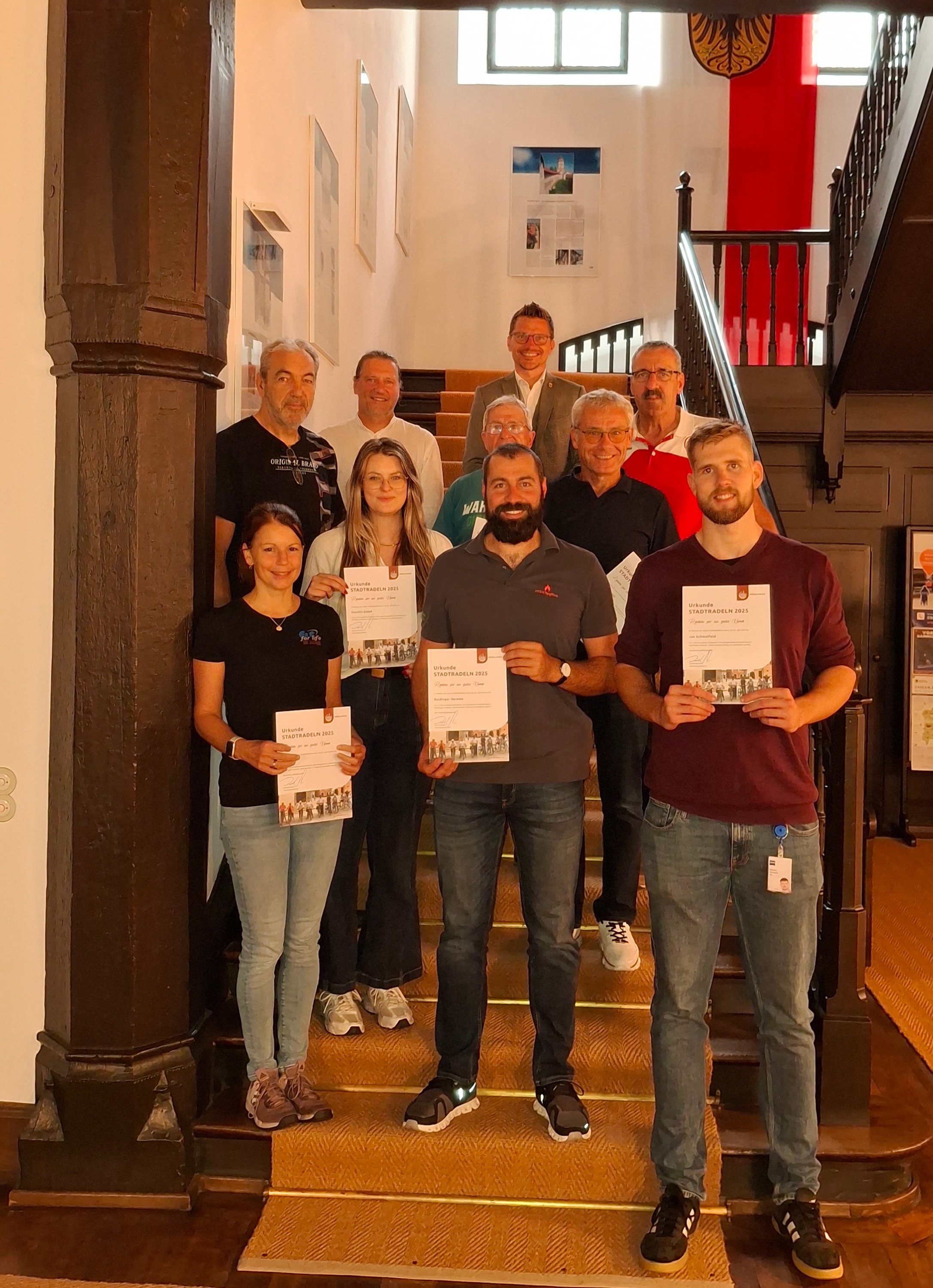 Die Preisträgerinnen und Preisträger der Team- und Einzelwertung bei der Preisverleihung im Rathaus: (1. Reihe v. l.): Christiane Emde (Fit for Life), Inka Moewes (Destilla), Michael Mittring (Baldinger Vereine), Jan Schmalfeld, (2. Reihe v. l.): Dieter Mittring (Baldinger Vereine), Klimaschutzmanager Holger Biller, Friedolin Imm, Jörg Stadali, (3. Reihe v. l.): Oberbürgermeister David Wittner, Thomas Mittring (Baldinger Vereine).