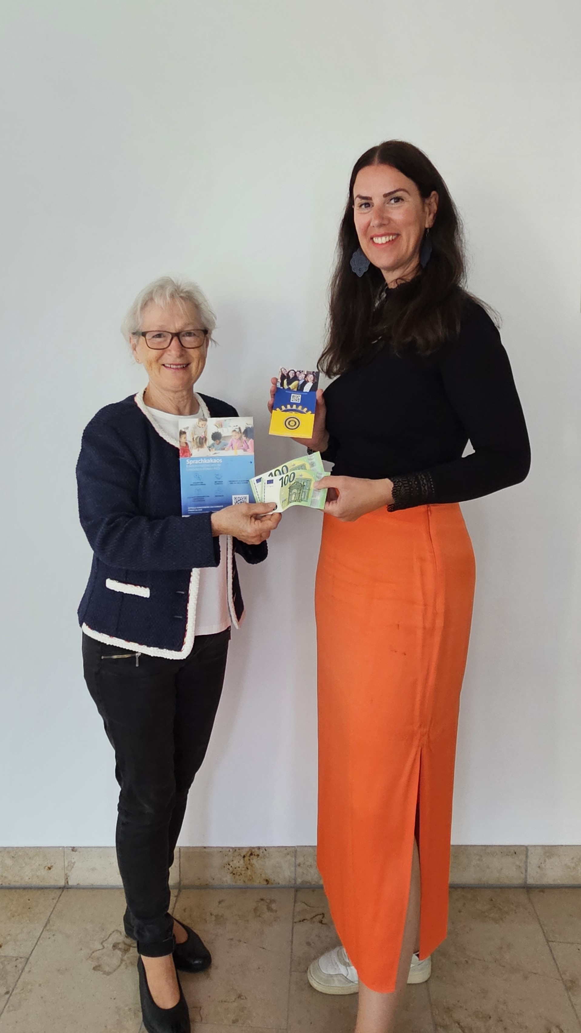 Gizela Jochim und Elisabeth Kotter bei der Spendenübergabe im Landratsamt Donau-Ries.