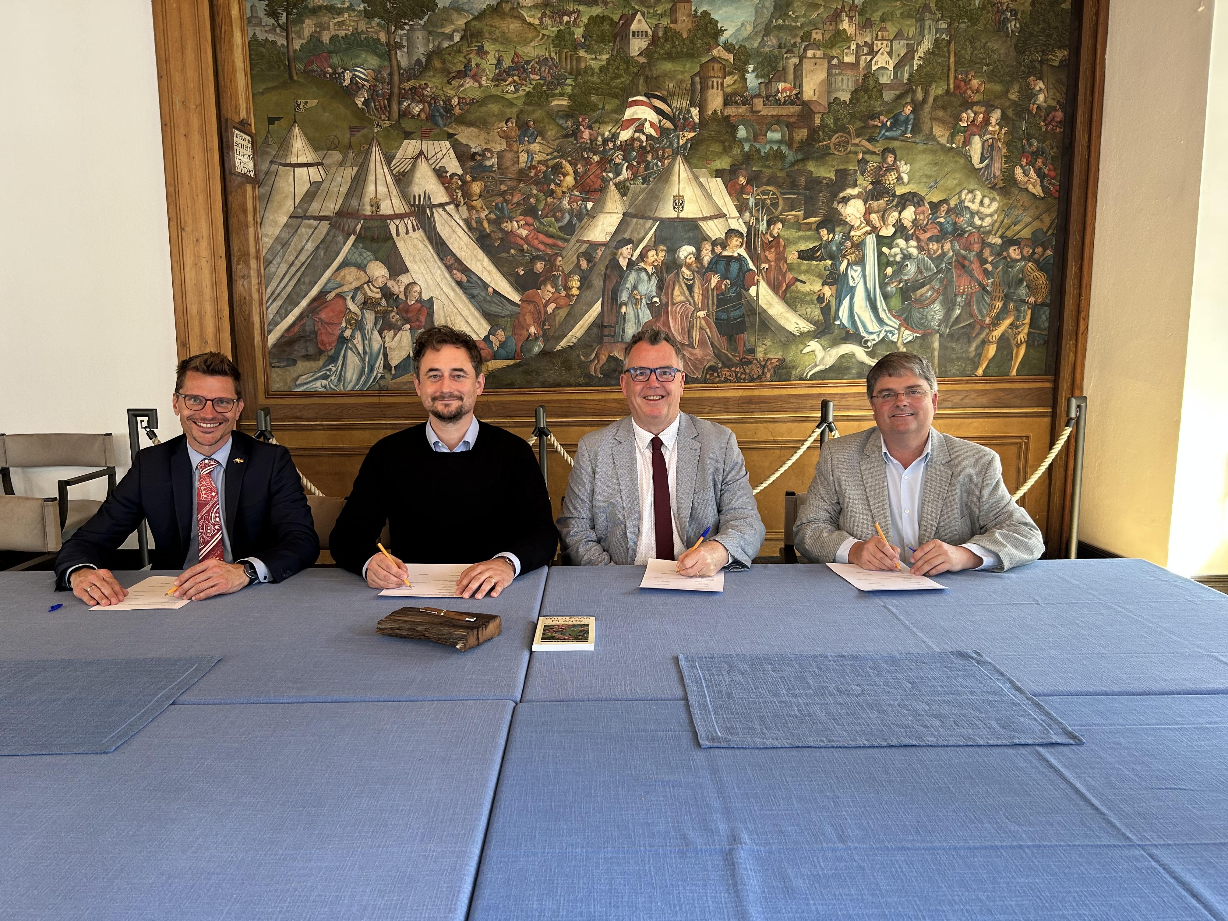 Von links: Oberbürgermeister David Wittner, Geschäftsführer Matthias Thienel (Destilla GmbH), Bürgermeister Dallas Tout sowie General Manager Peter Thompson.