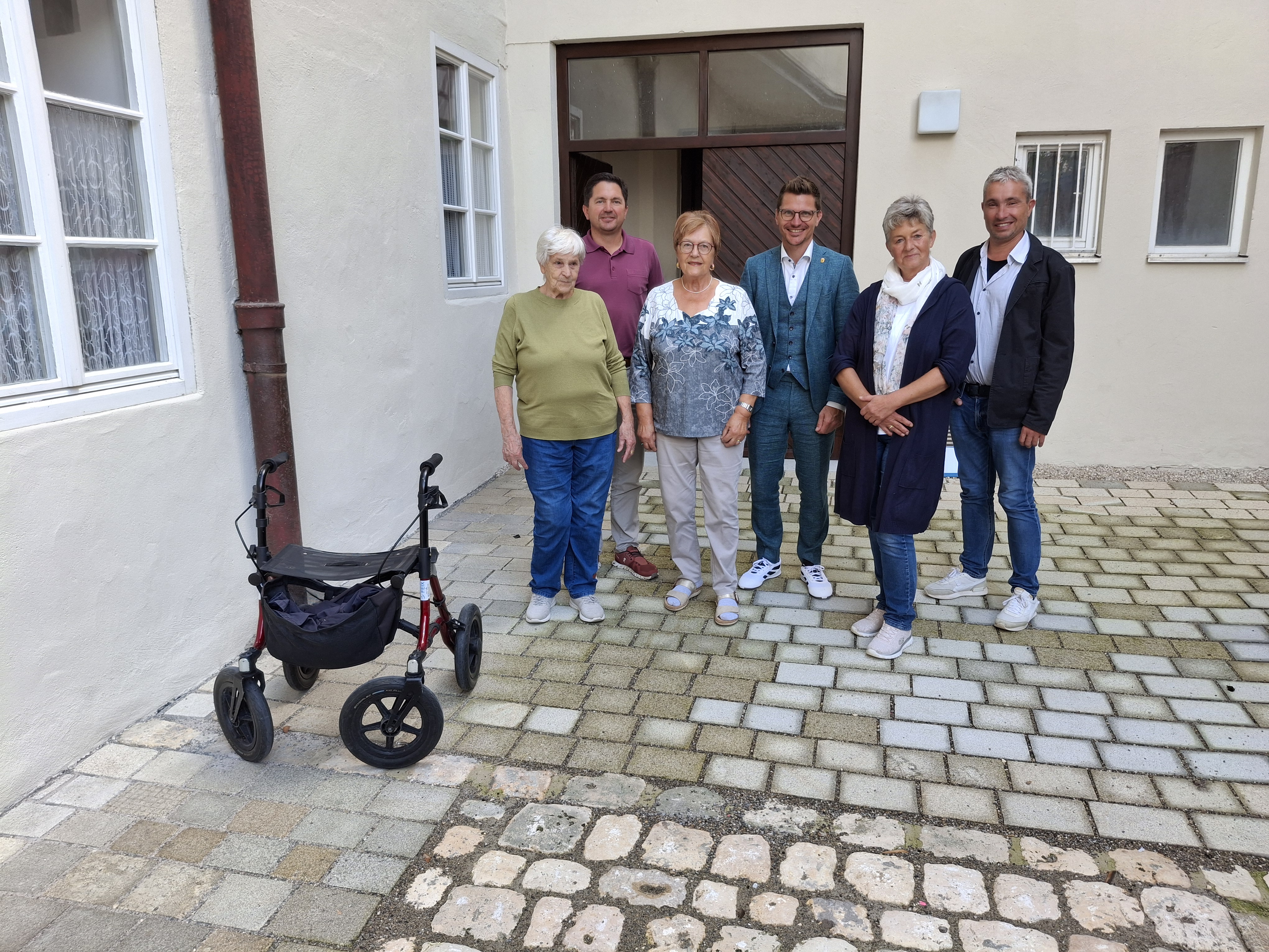 (v. l.): Martha-Rosa Gruber, Hochbauleiter Wolfgang Wiedemann, 1. Vorsitzende des Seniorenbeirats Elisabeth Strauß, Oberbürgermeister David Wittner, 2. Vorsitzende des Seniorenbeirats Andrea Vogel und Stadtbaumeister Jürgen Eichelmann
