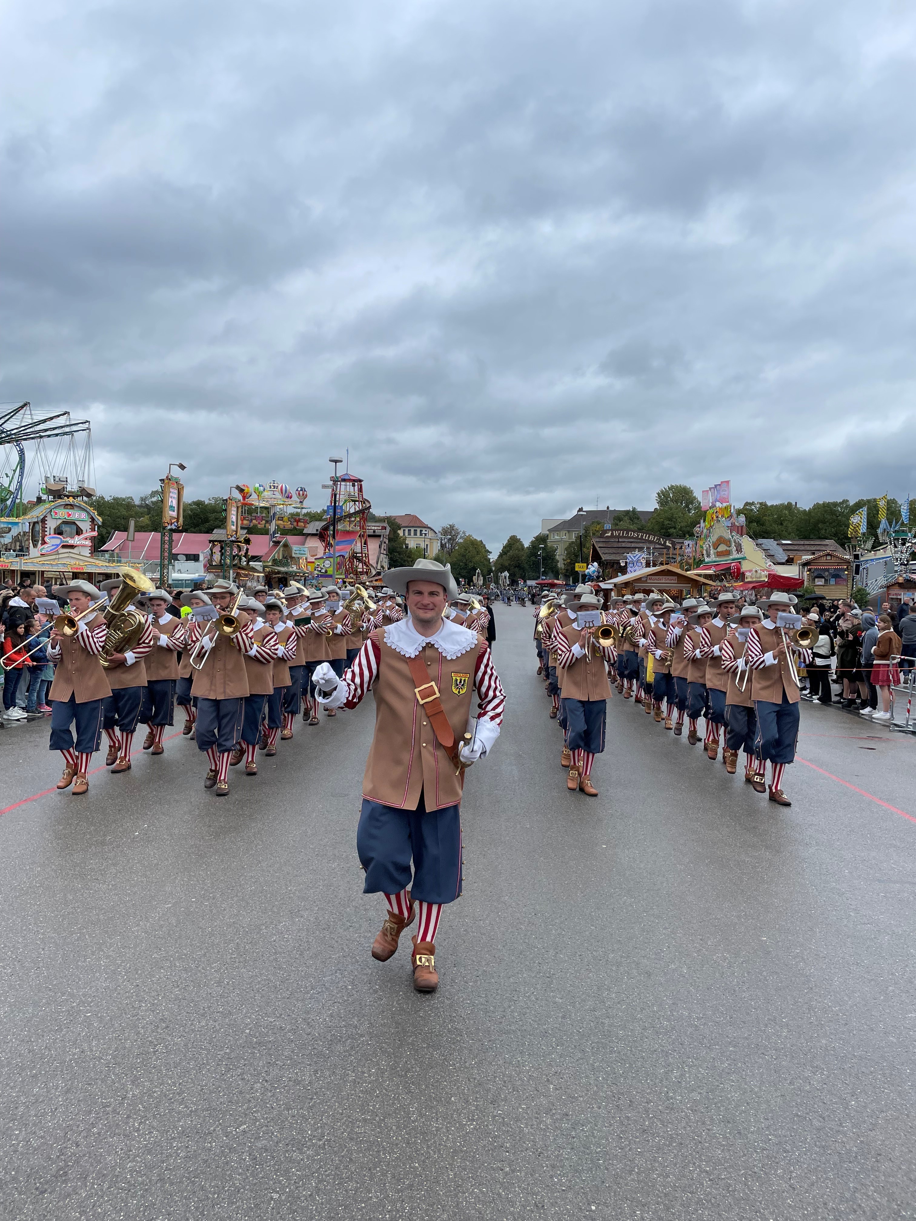 Die Knabenkapelle Nördlingen und ihr Trommlerkorps führen am Wiesnsonntag, 21. September 2025, den Trachten- und Schützenzug zum Münchner Oktoberfest an. Das Bild zeigt ihren feierlichen Einzug auf das Festgelände beim Umzug im Jahr 2022.