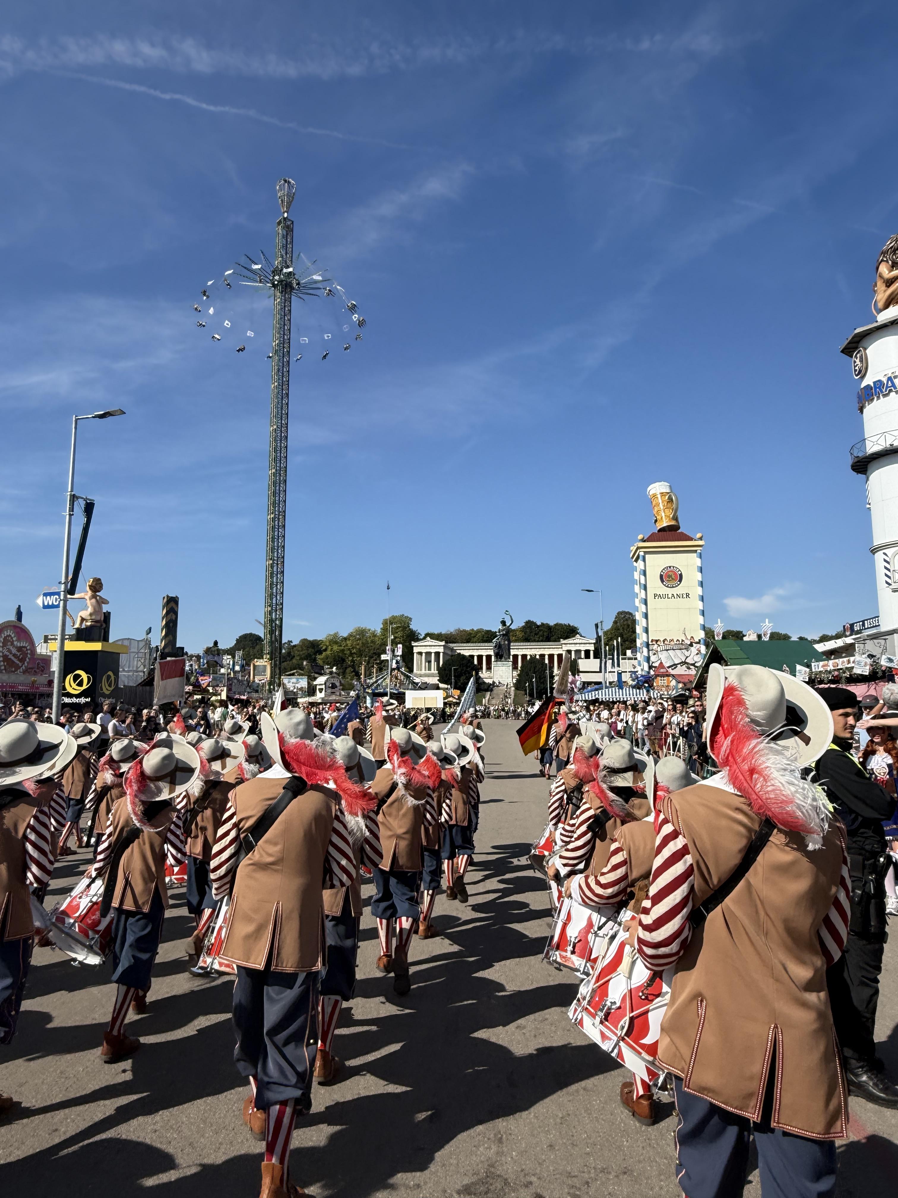 Die Nördlinger Knabenkapelle und das Trommlerkorps führten den Oktoberfest-Umzug auf das Festgelände.