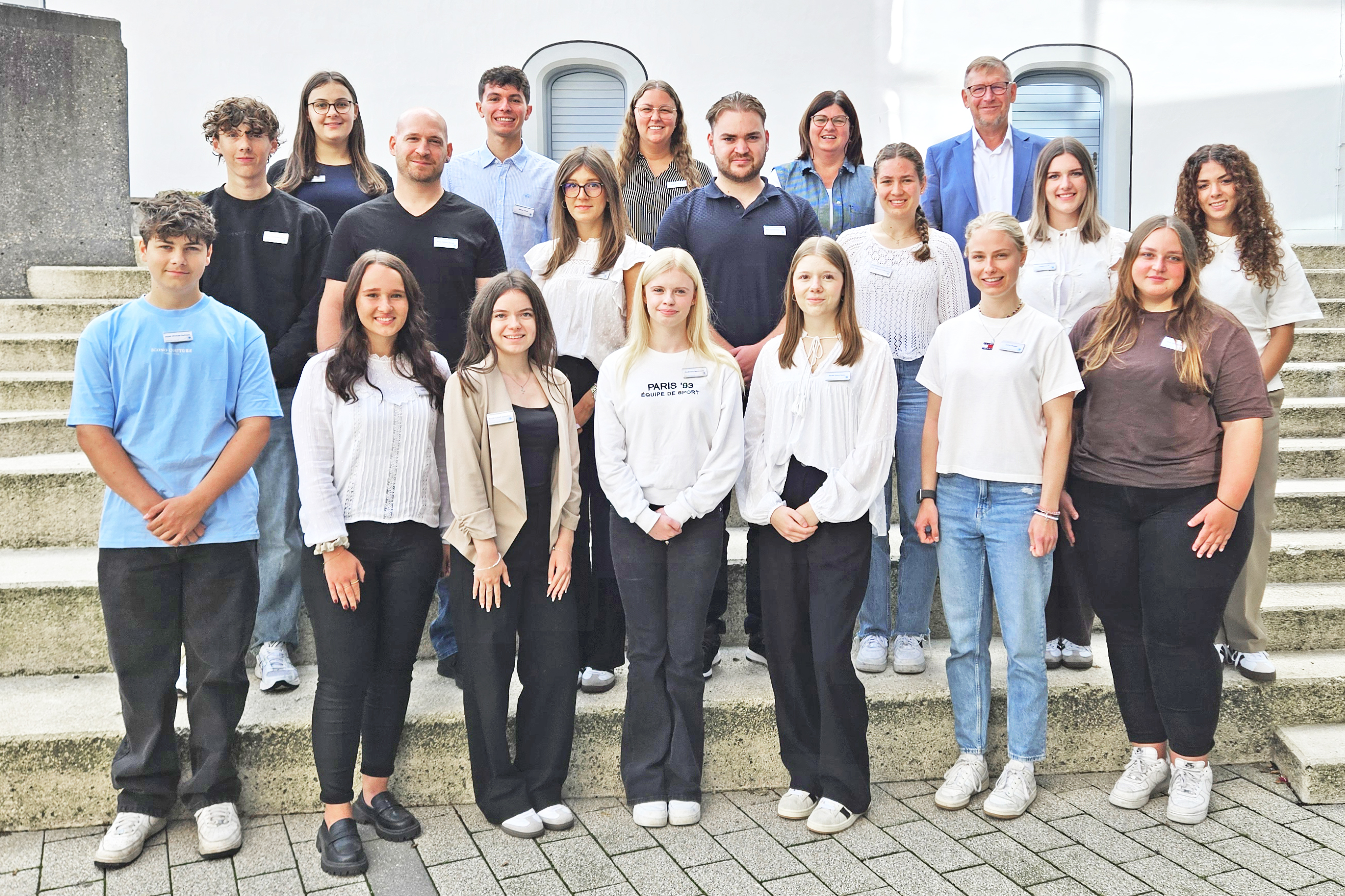 Am 1. September 2025 starteten insgesamt 15 junge Menschen ihre Ausbildung, ihren Vorbereitungsdienst, ein Duales Studium oder ein Freiwilliges Jahr am Landratsamt Donau-Ries.