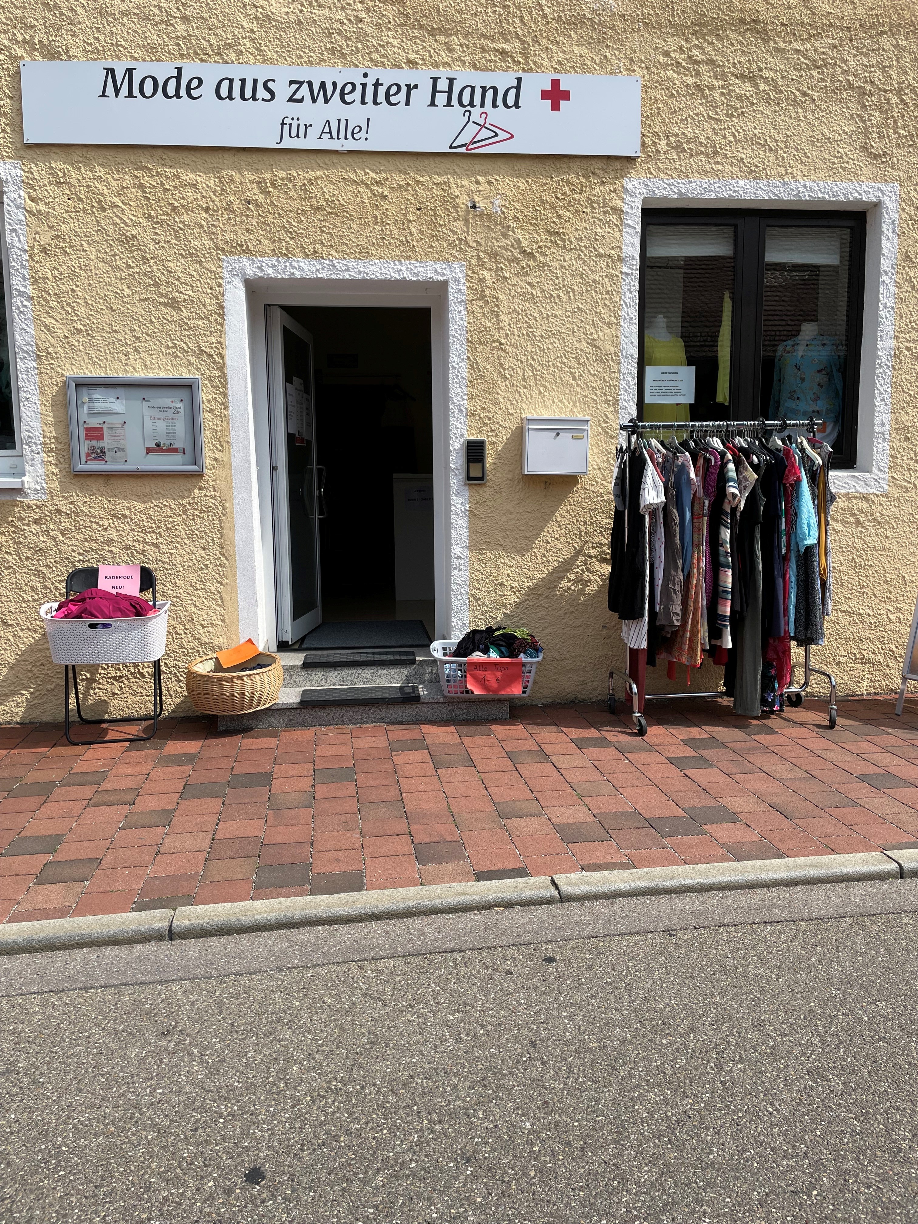 Direkt gegenüber des Wörnitzparkhauses lädt der BRK Kleiderladen jeden zum Shoppen ein.