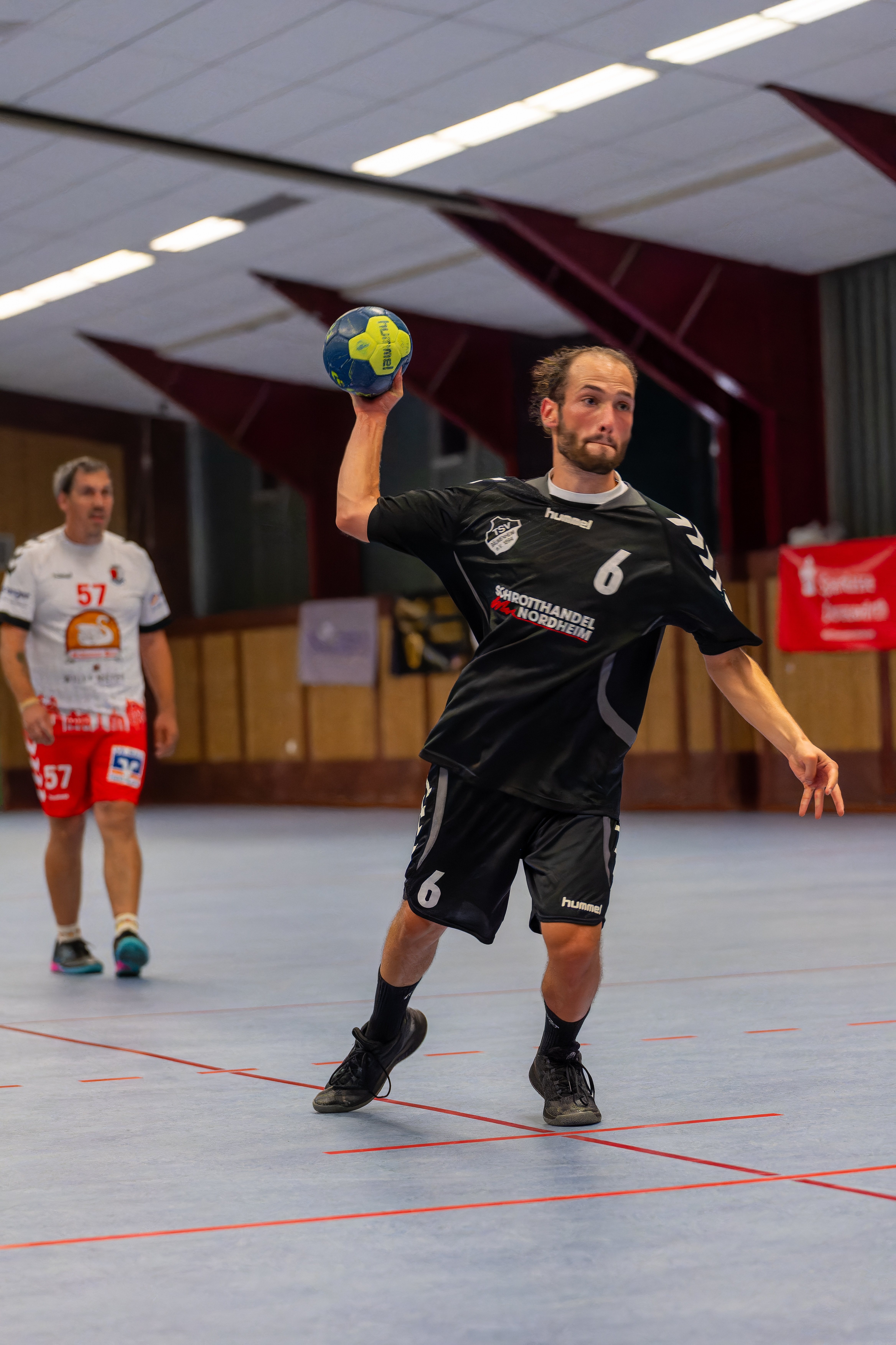 Tobias Zinsmeister, der 8 Tore zum Sieg der Herren II beitragen konnte und eine herausragende Leistung zeigte.