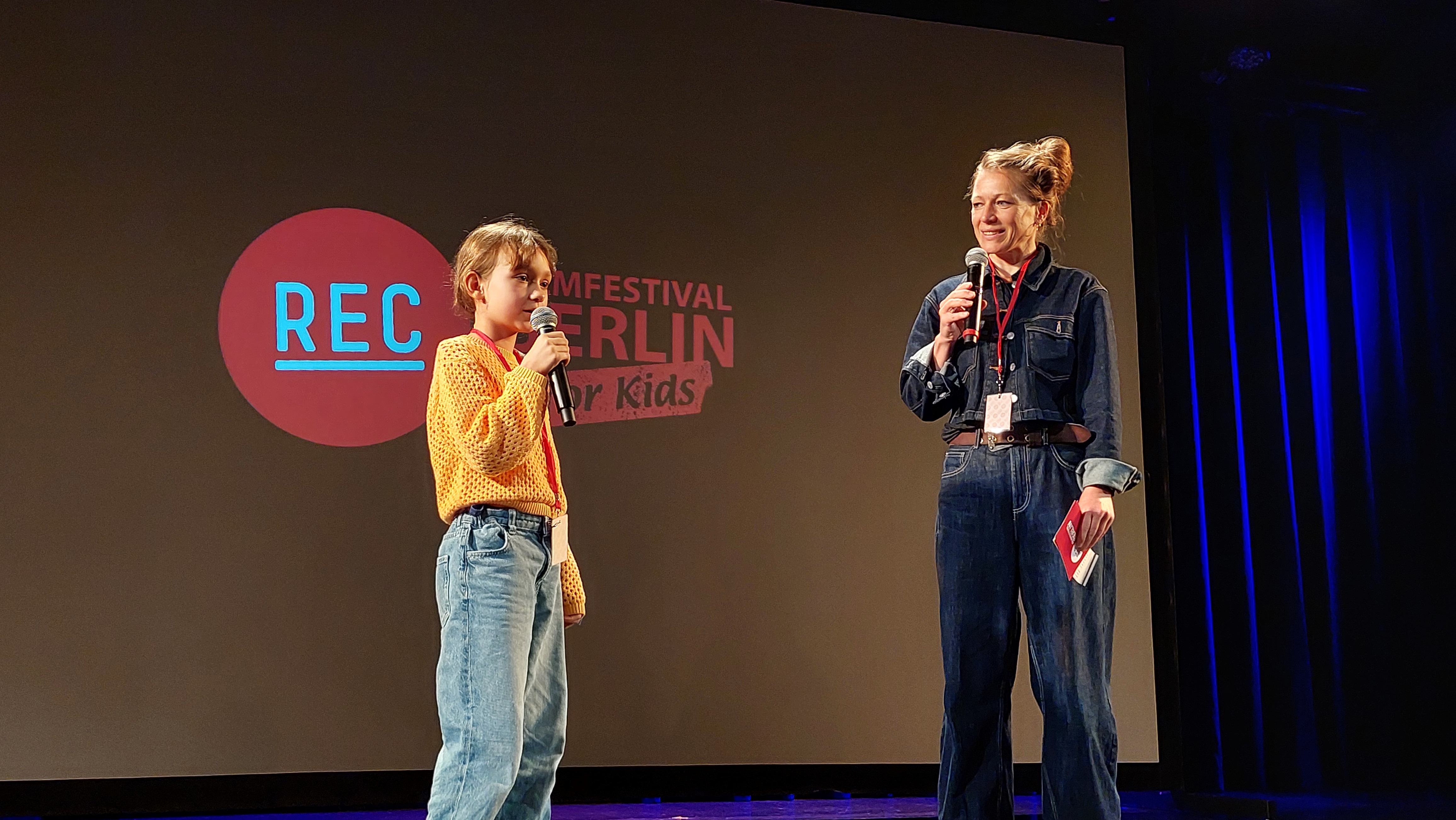Leni Stöcklein und Moderatorin Rebecca Rudolph.