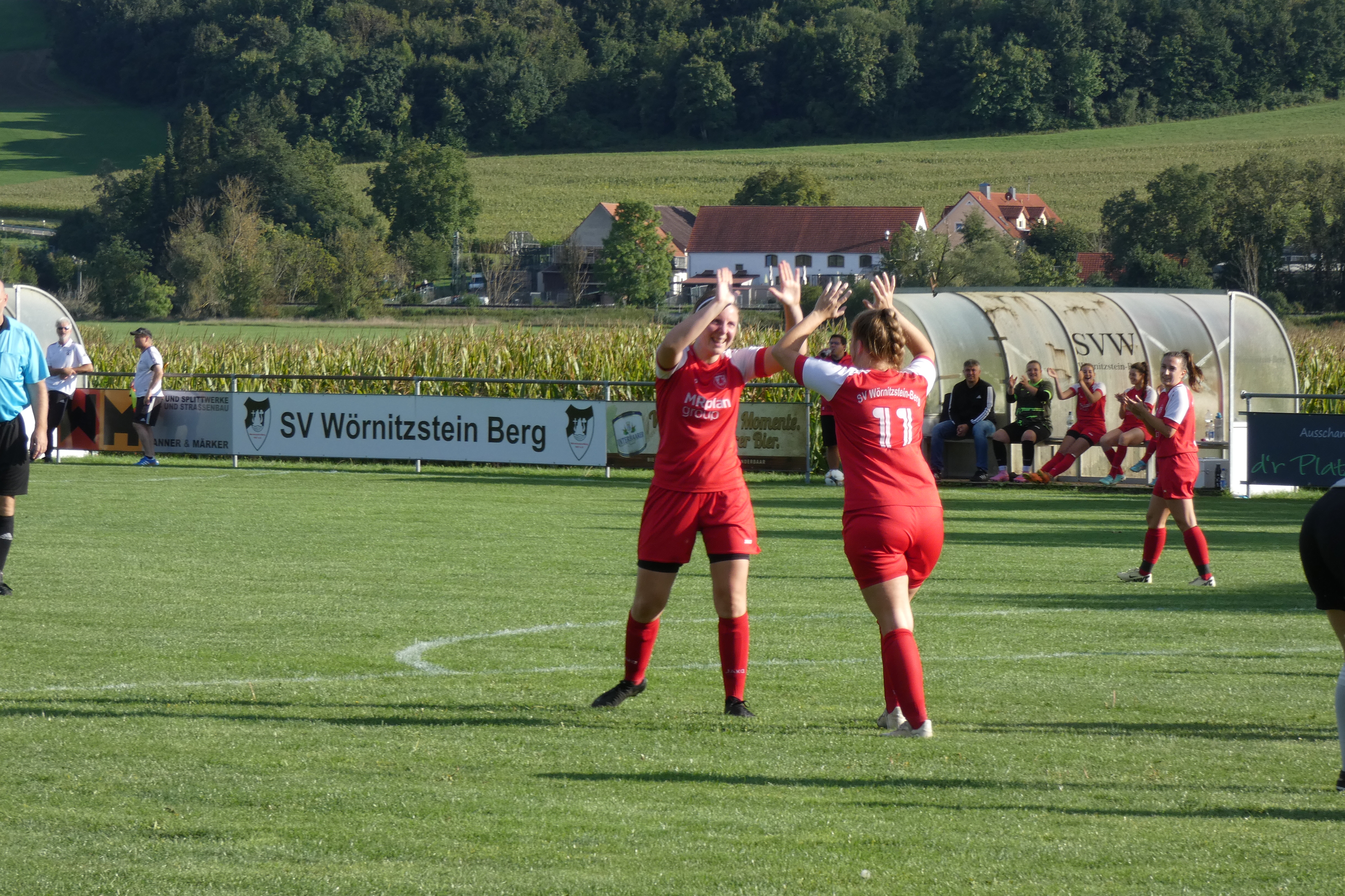 Julia Bruckmeier und Sarah Hörmann jubeln über einen Treffer.