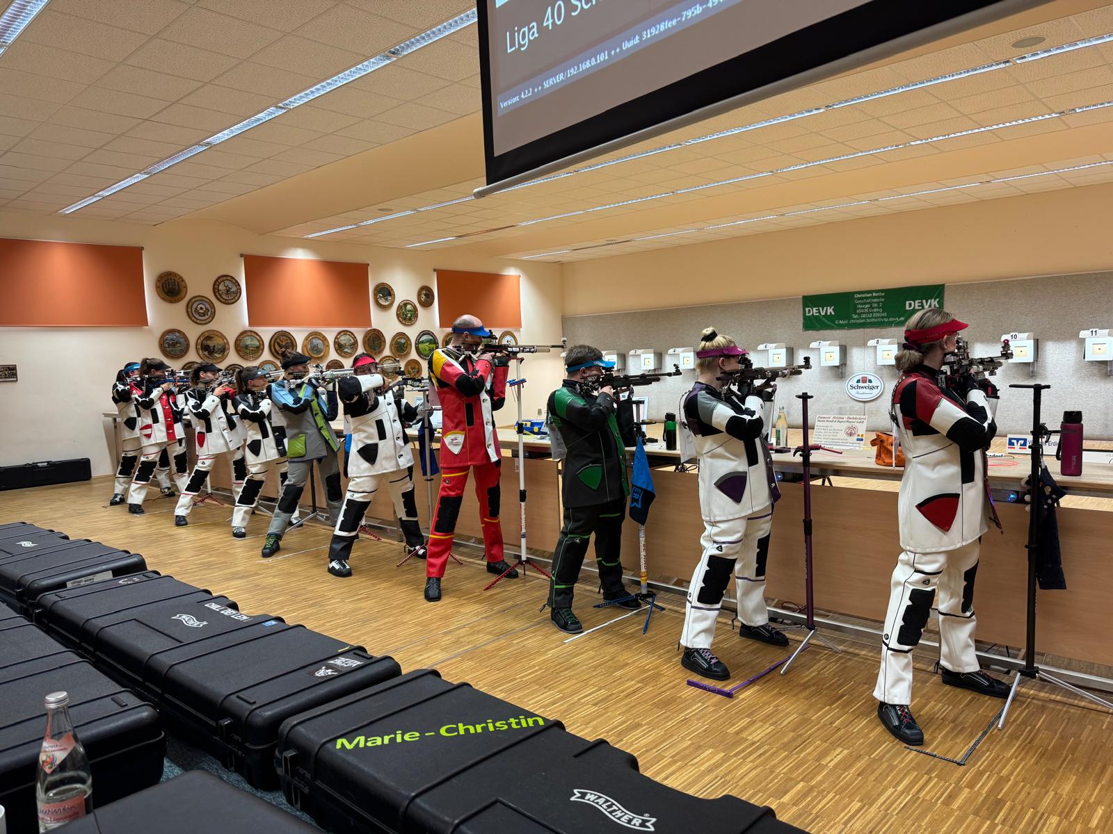 Bei den Wettkämpfen stehen immer mehrere schützen gleichzeitig am Schießstand.