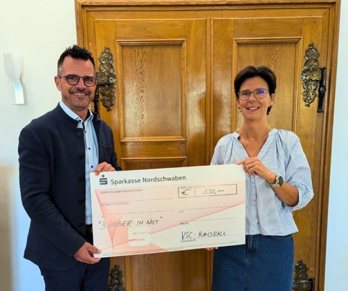 Übergabe des Spendenschecks der VSC-Handballer an OB Jürgen Sorré.