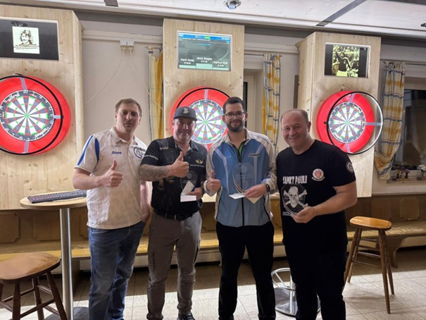 Auf dem Bild zu sehen (von links): Anton Mertenbaur( Abteilungsleiter Darts), Markus Abel, Jakob Stiegler, Petrit Skelaj.