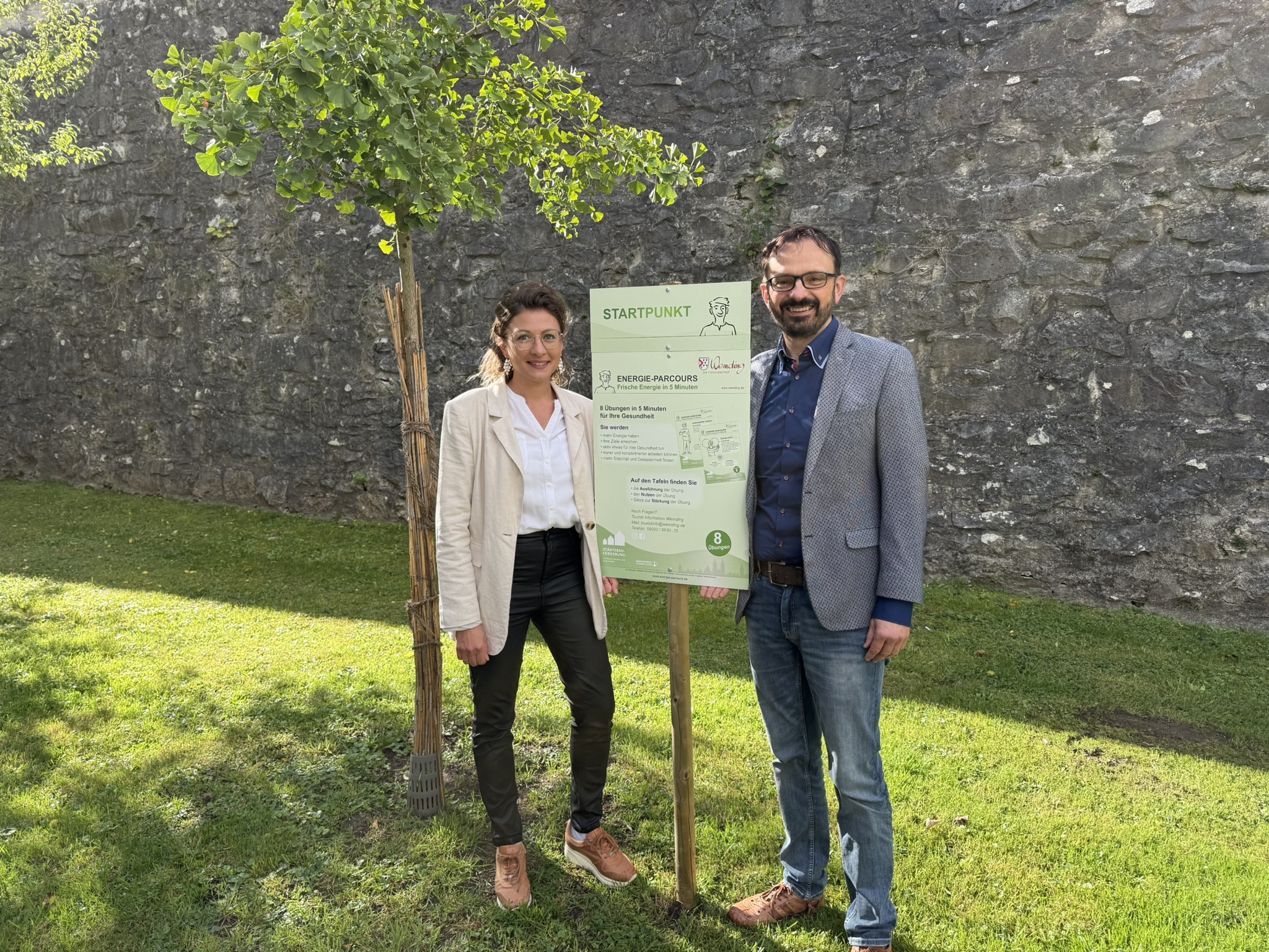 Bürgermeister Dr. Martin Drexler freut sich gemeinsam mit Initiatorin Carolin Mayer über das neue Angebot in Wemding. Der Startpunkt wurde unmittelbar an einem Ginkgo-Baum gewählt – dem Symbol für Vitalität und positive Energie.
