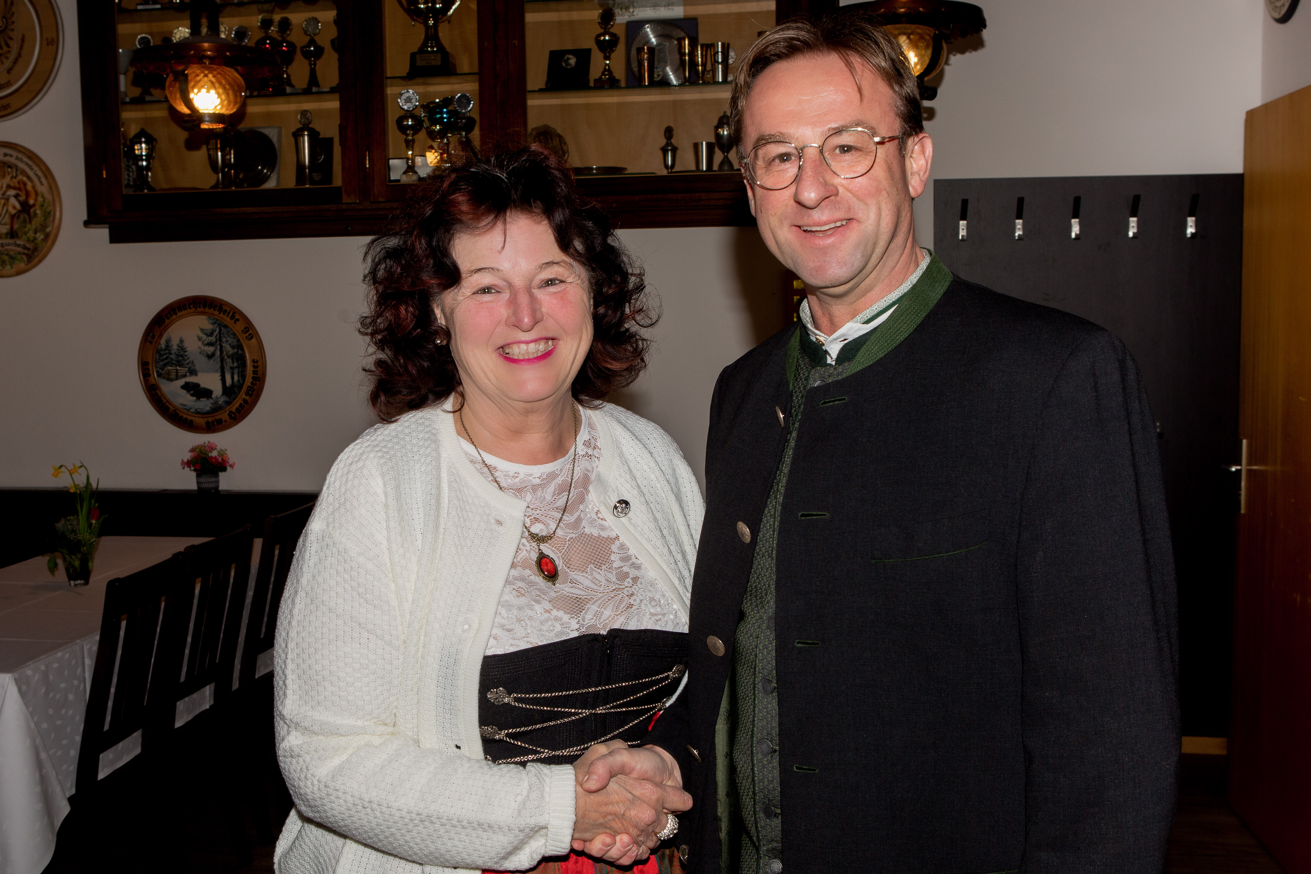 Im Rahmen der Feierlichkeiten zum 50. Geburtstag sagte Erna Dirschinger MdL Wolfgang Fackler zu, ein Benefizkonzert für soziale Einrichtungen im Landkreis zu organisieren und durchzuführen.