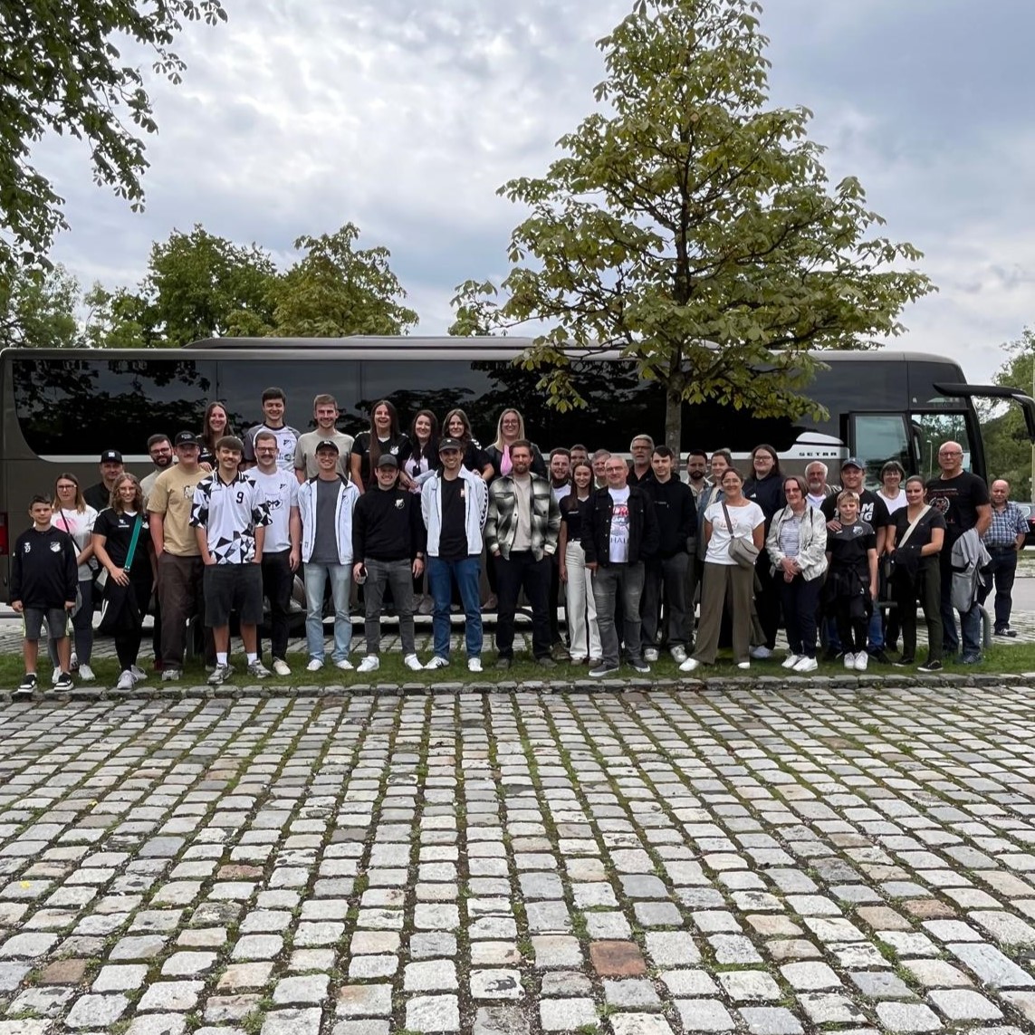 Mit einem vollbesetzten Bus der Firma Link besuchte die Handballabteilung des TSV Bäumenheims den DHB Super-Cup.