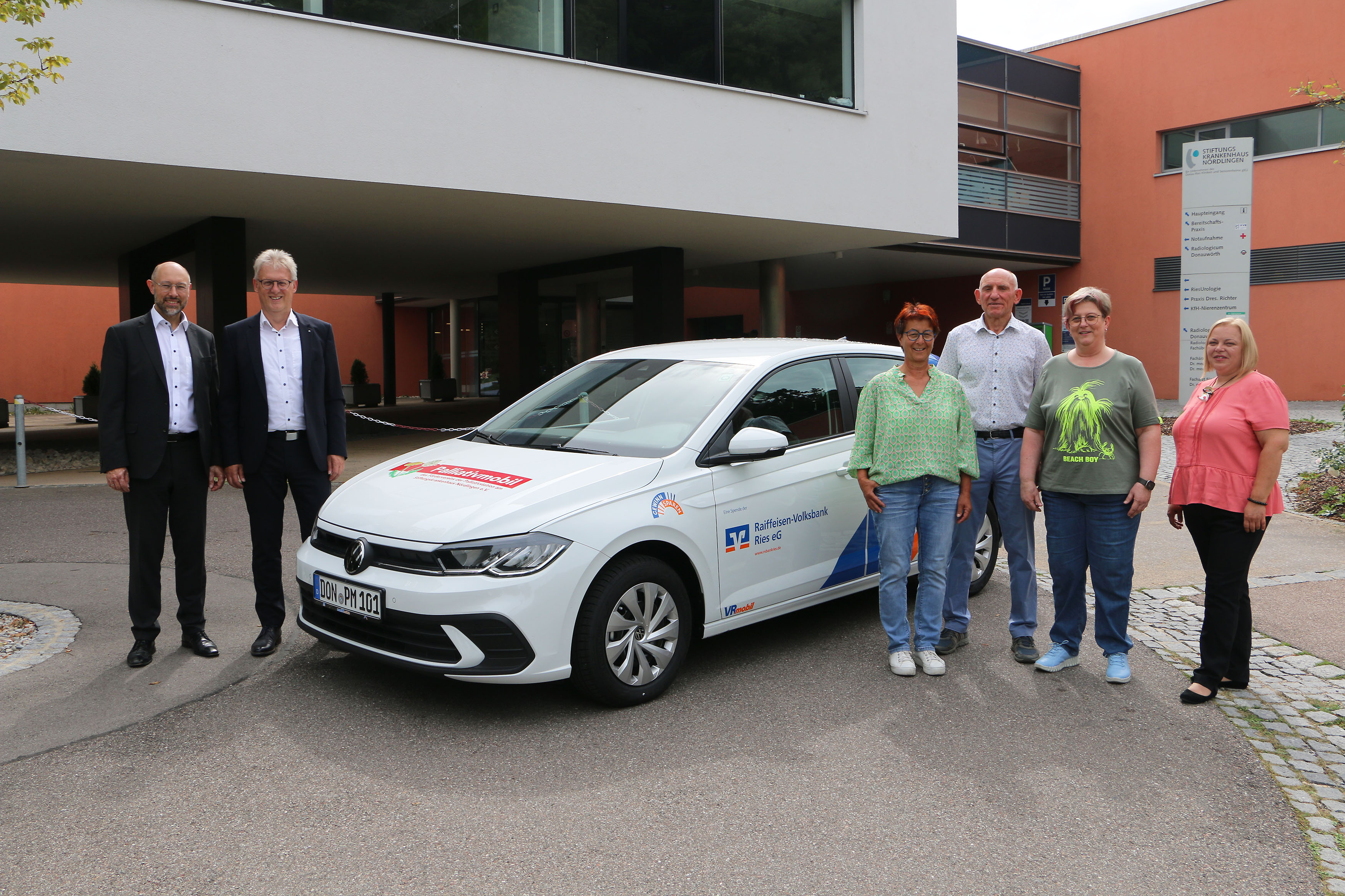 Von links: Dr. Walter Greiner (Stv. Vorstandsvorsitzender), Bernhard Ströbele (Vorstandsvorsitzender Raiffeisen-Volksbank Ries), Birgit Kolb (Palliativ-Pflegefachkraft), Hans Lehenberger (Schatzmeister Förderverein), Karolina Meixner (Leitende Oberärztin Palliativ-Station), Ana Nastasia Vintila (Psycho-Onkologin)