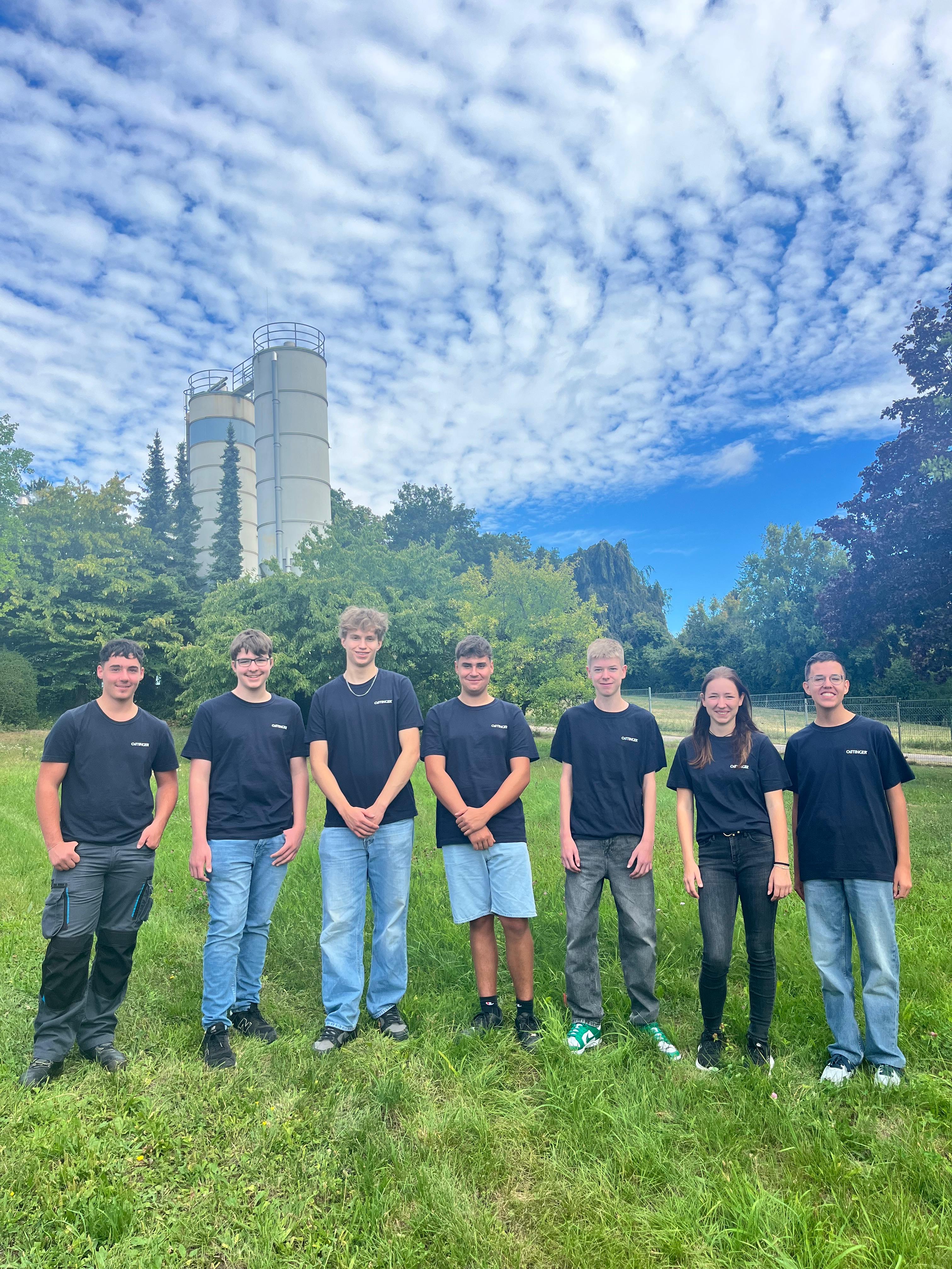 OeTTINGER GETRÄNKE begrüßt sieben neue Azubis in Oettingen. Von links: Toni Meyer (Brauer & Mälzer), Nico Eul (Fachkraft für Lebensmitteltechnik), Finn Helldörfer (Fachinformatiker), Tim Wach (Brauer & Mälzer), Simon Kienle (Industriekaufmann), Janina Jäckle (Berufskraftfahrerin) und Simon Krauß (Kaufmann für Spedition und Logistikdienstleistungen)