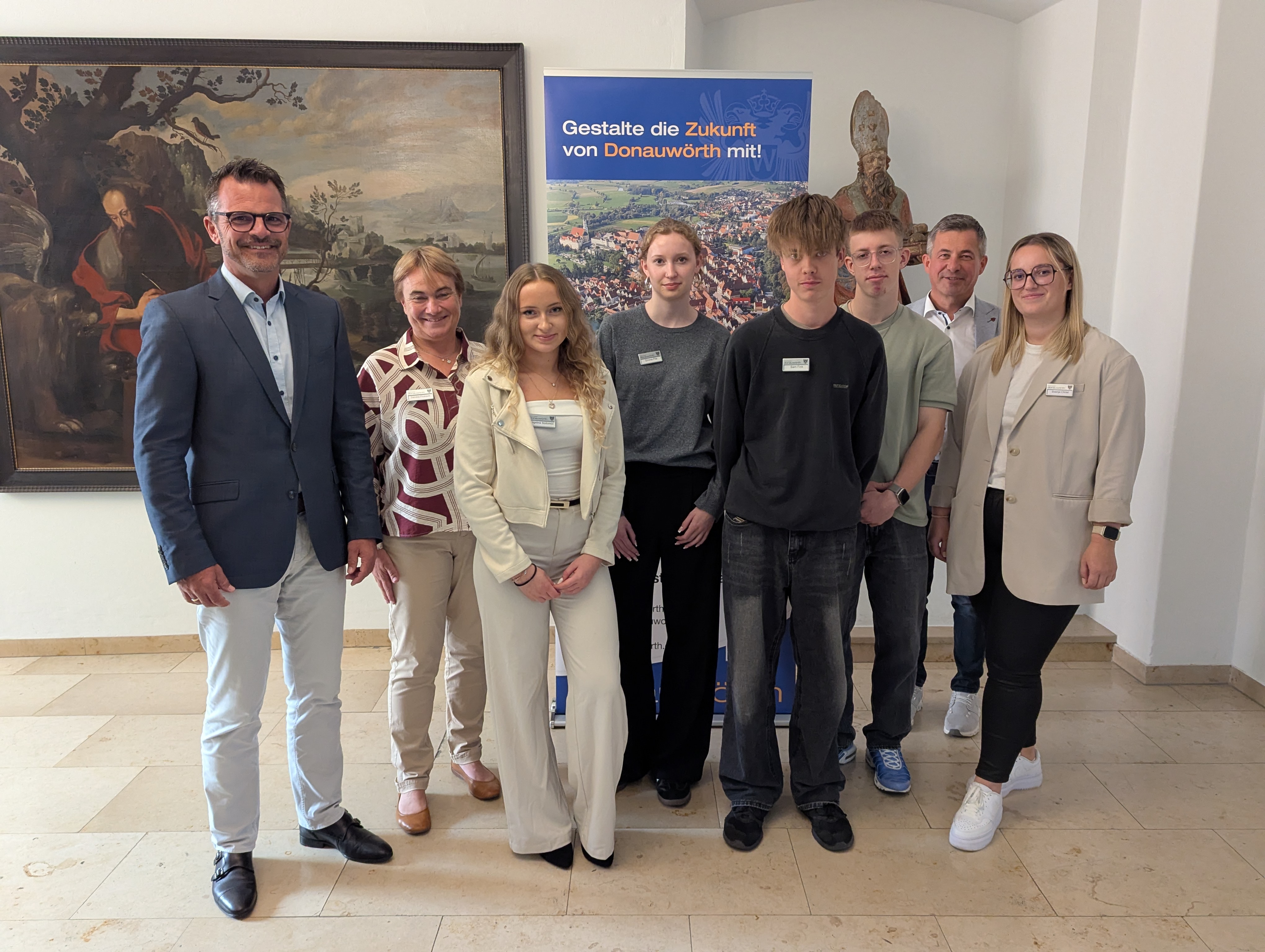 v.l.n.r.: Oberbürgermeister Jürgen Sorré, Sandra Proksch (Ausbildungsverantwortliche), Angelina Sodomov (Verwaltungsfachangestellte), Emma Pils (Immobilienkauffrau), Sam Fink (Umwelttechnologe für Wasserversorgung), Max Wiedemann (Verwaltungsfachangestellter), Andreas Seifert (Amtsleiter Zentrale Angelegenheiten), Svenja Christ (Ausbildungsverantwortliche)