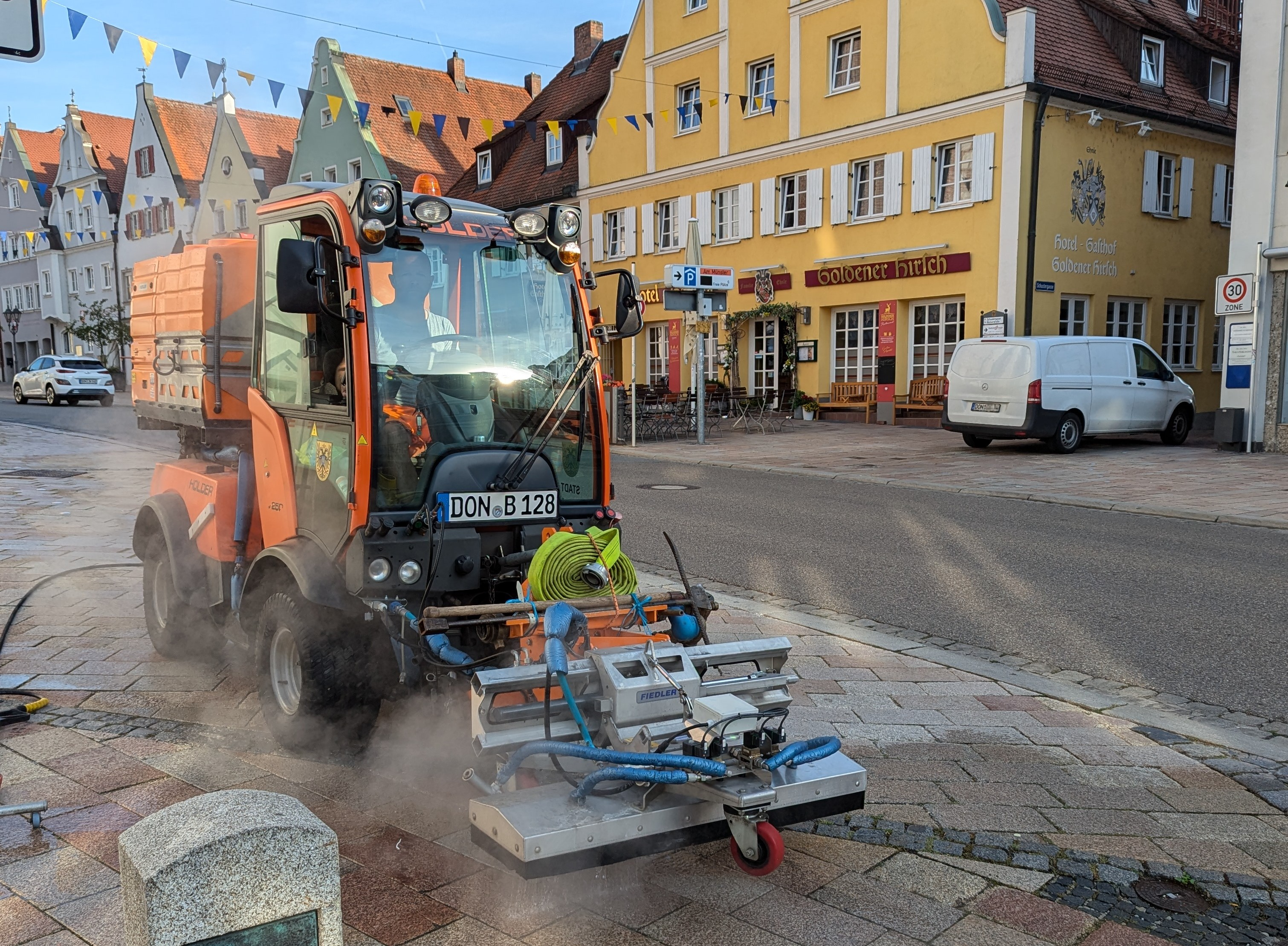 Mit Spezialfahrzeugen wird das heiße Wasser auf das Unkraut gesprüht.