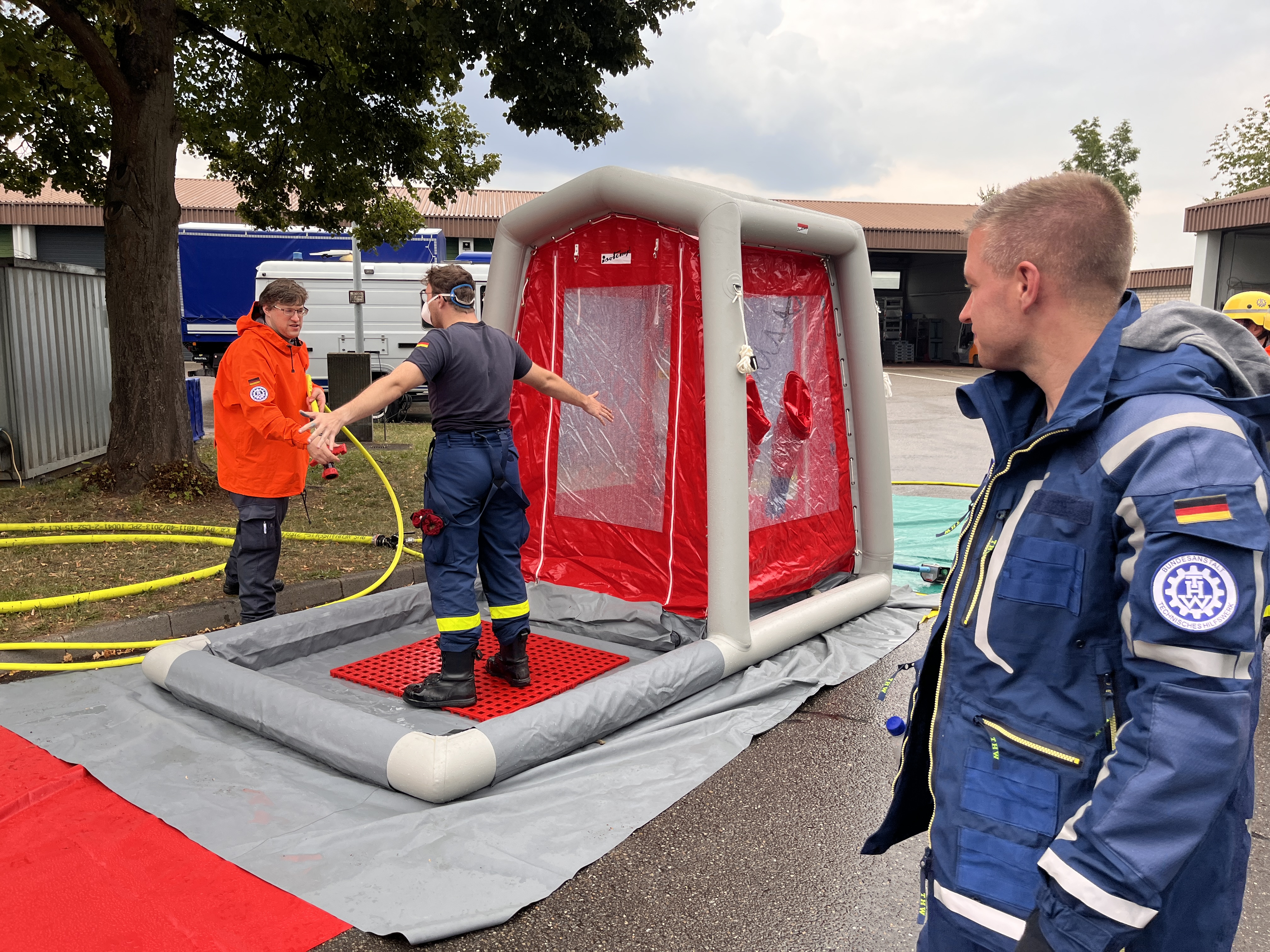 Die Helfer werden nach dem Einsatz dekontaminiert.