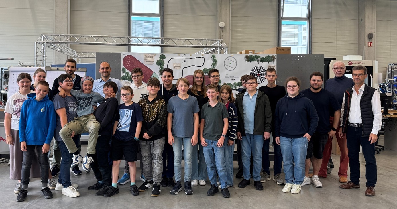 Teilnehmende der Robolympics 2025 am Technologie Centrum Westbayern – Teams aus vier regionalen Schulen zeigten ihr Können mit LEGO-Robotern.
