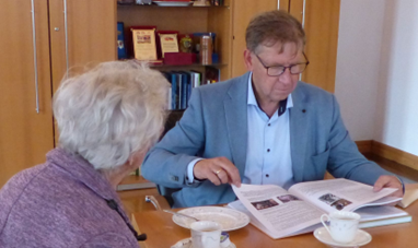Frau Schäble und Landrat Herr Stefan Rößle bei der Übergabe der Zeitdokumente.