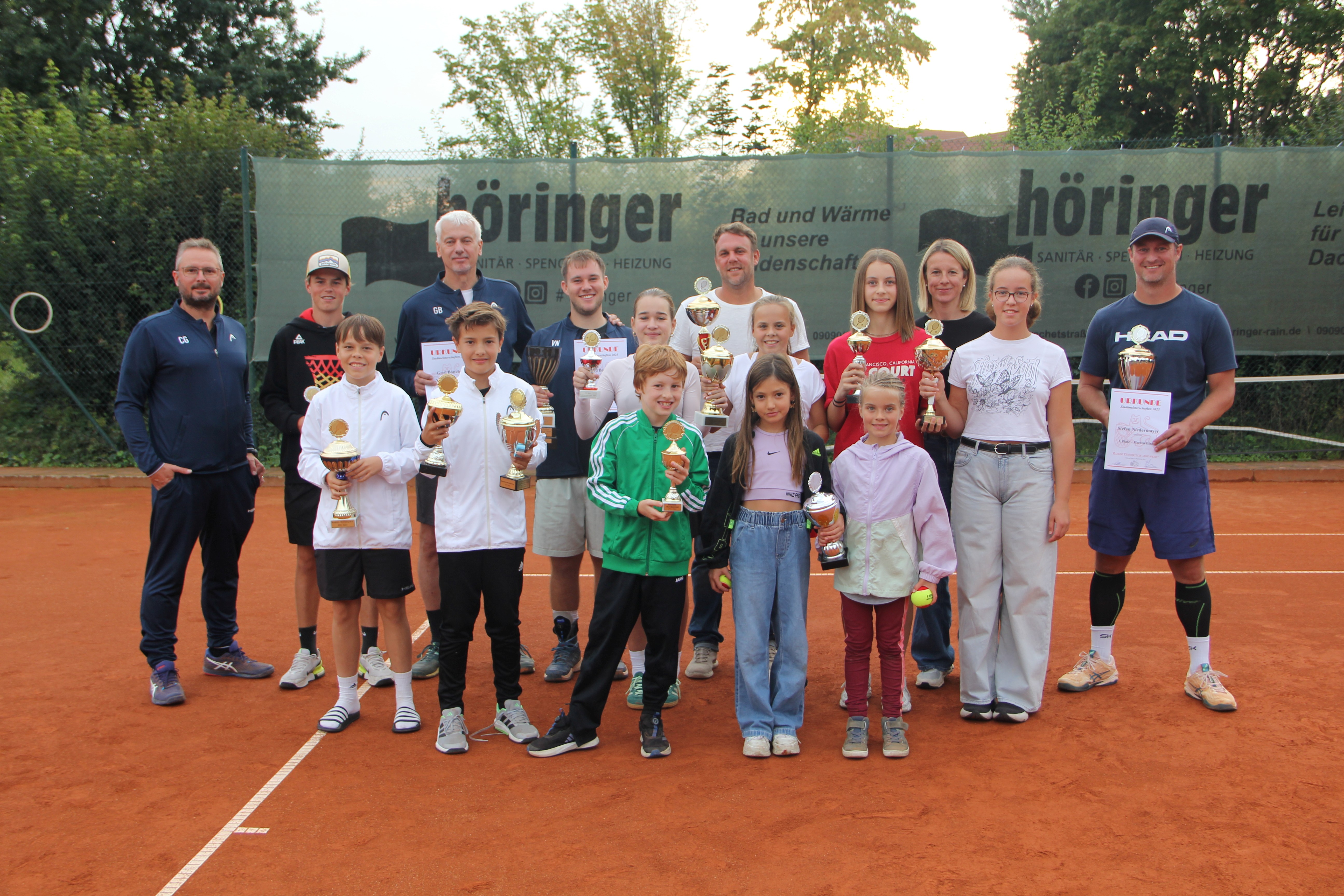 Das Foto zeigt (hinten von links): Sportwart Christian Glashauser, Tonio Stirnweiß, Vorsitzenden Gerd Böttcher, Vinzenz Nitsche, Michael Schmid, Jugendwartin Sabine Niedermayer, Stefan Niedermayer, 2. Reihe: Elias Mayr, Luis Huber, Carlotta van Malland, Leni Mayr, Kim Kleemann, Felicitas Sauer. Vorne: Jakob Niedermayer, Mila Schmidkunst und Pia Stemmer.
