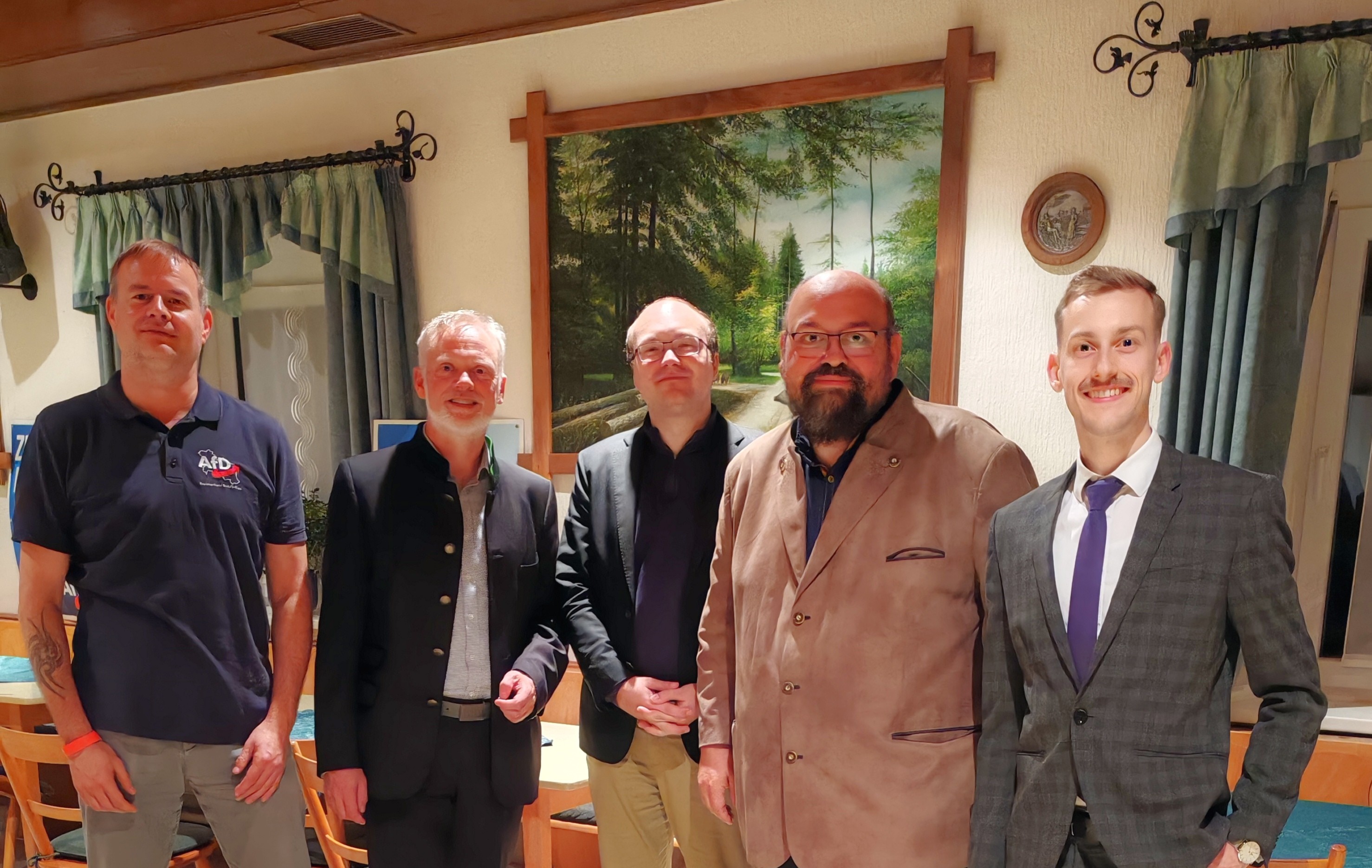 Auf dem Bild zu sehen (von links): Kreisvorsitzender Marco Fänger, MdL Ulrich Singer, Versammlungsleiter Pascal Pfannes, MdL Markus Striedl, Bezirksrat Elias Merkle.