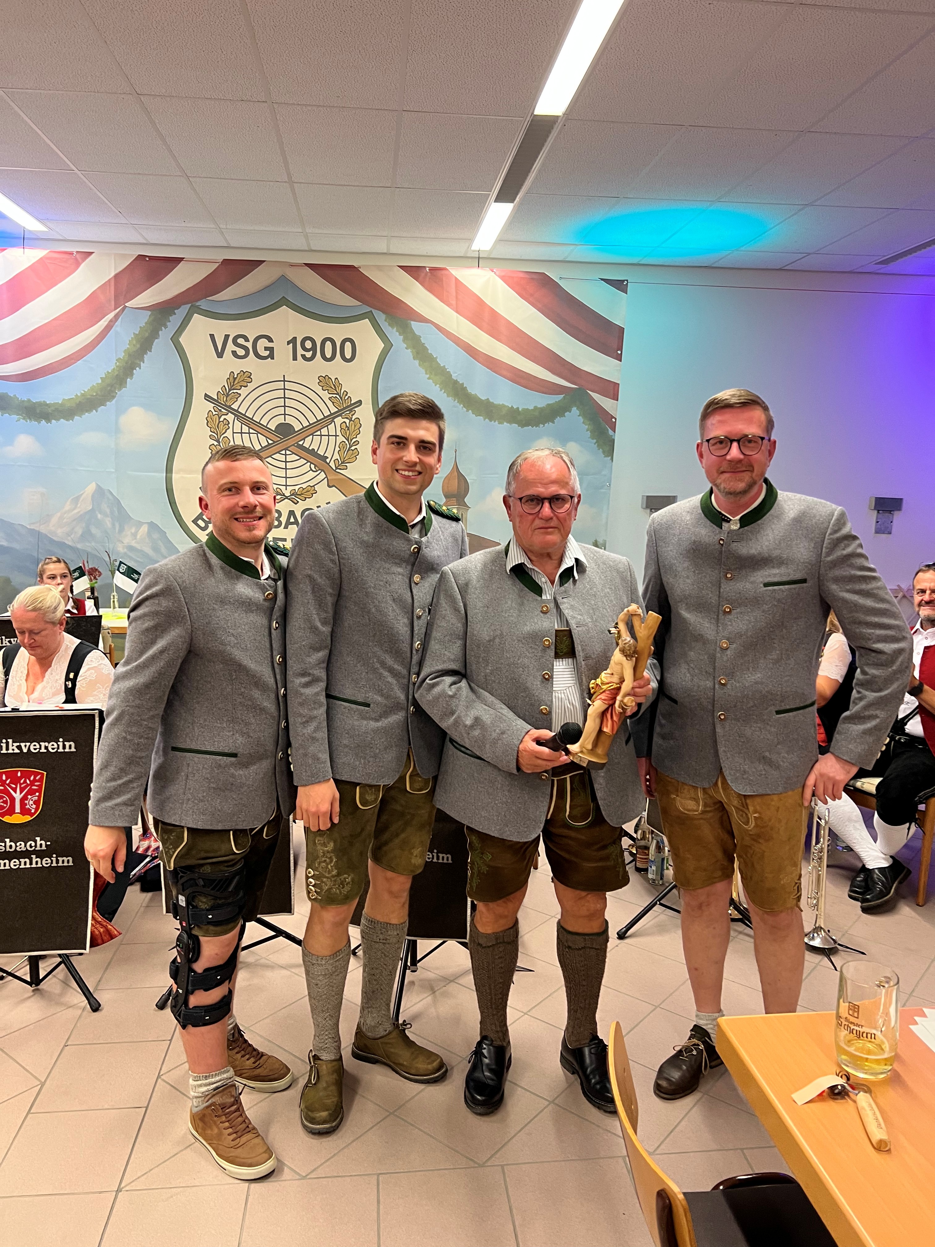 Übergabe des "Hl. Sebastian" an den Schirmherrn Helmut Schweihofer (v.l.n.r.: 1. Schützenmeister Mathias Uhl, 2. Schützenmeister Simon Lechner, Schirmherr Helmut Schweihofer und Festausschussvorsitzender Frederic Volz).