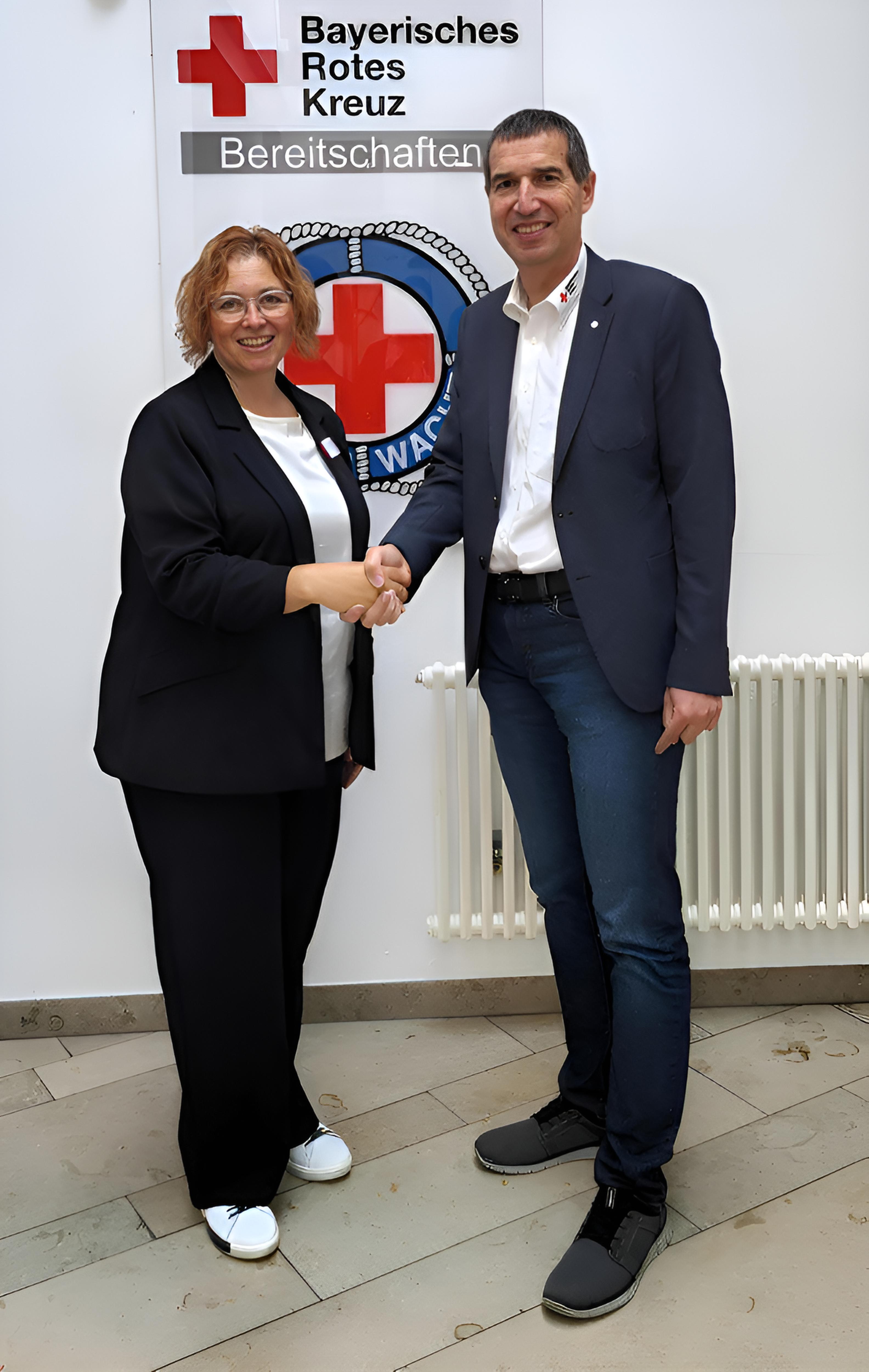 V.l.n.r.: Diana Bader (Leitung BRK-Tagespflege) und Arthur Lettenbauer (BRK-Kreisgeschäftsführer)